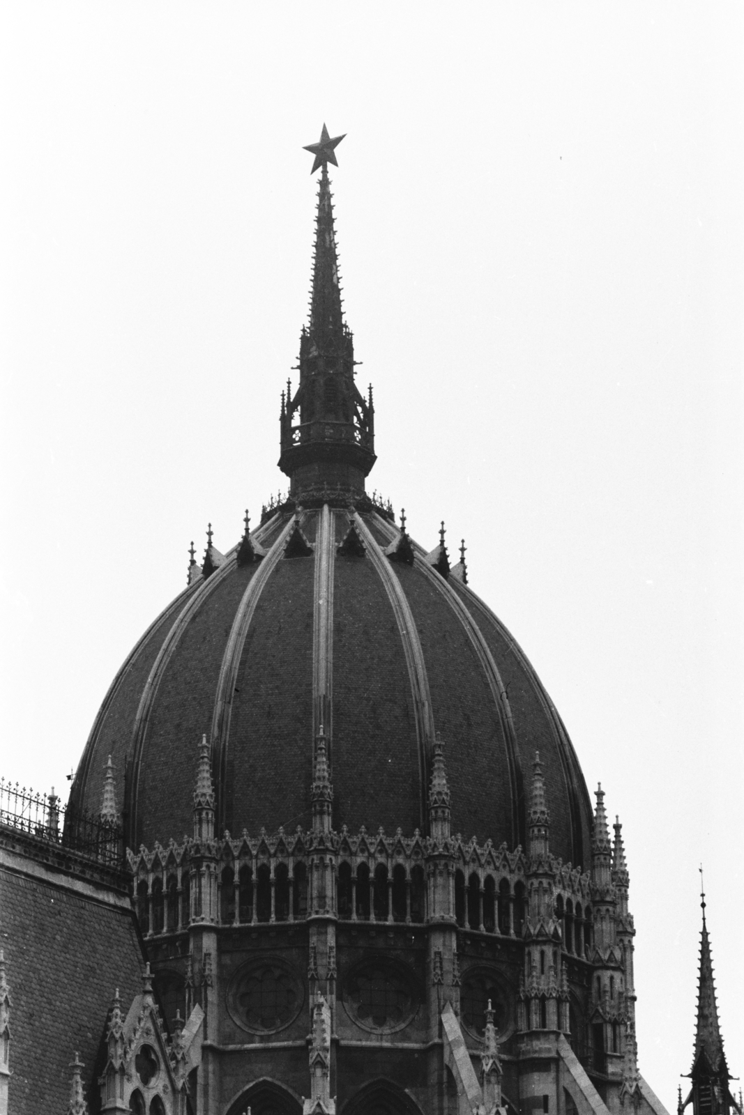 Magyarország, Budapest V., Kossuth Lajos tér, Országház., 1963, Chuckyeager tumblr, vörös csillag, országház, Budapest, Fortepan #133876