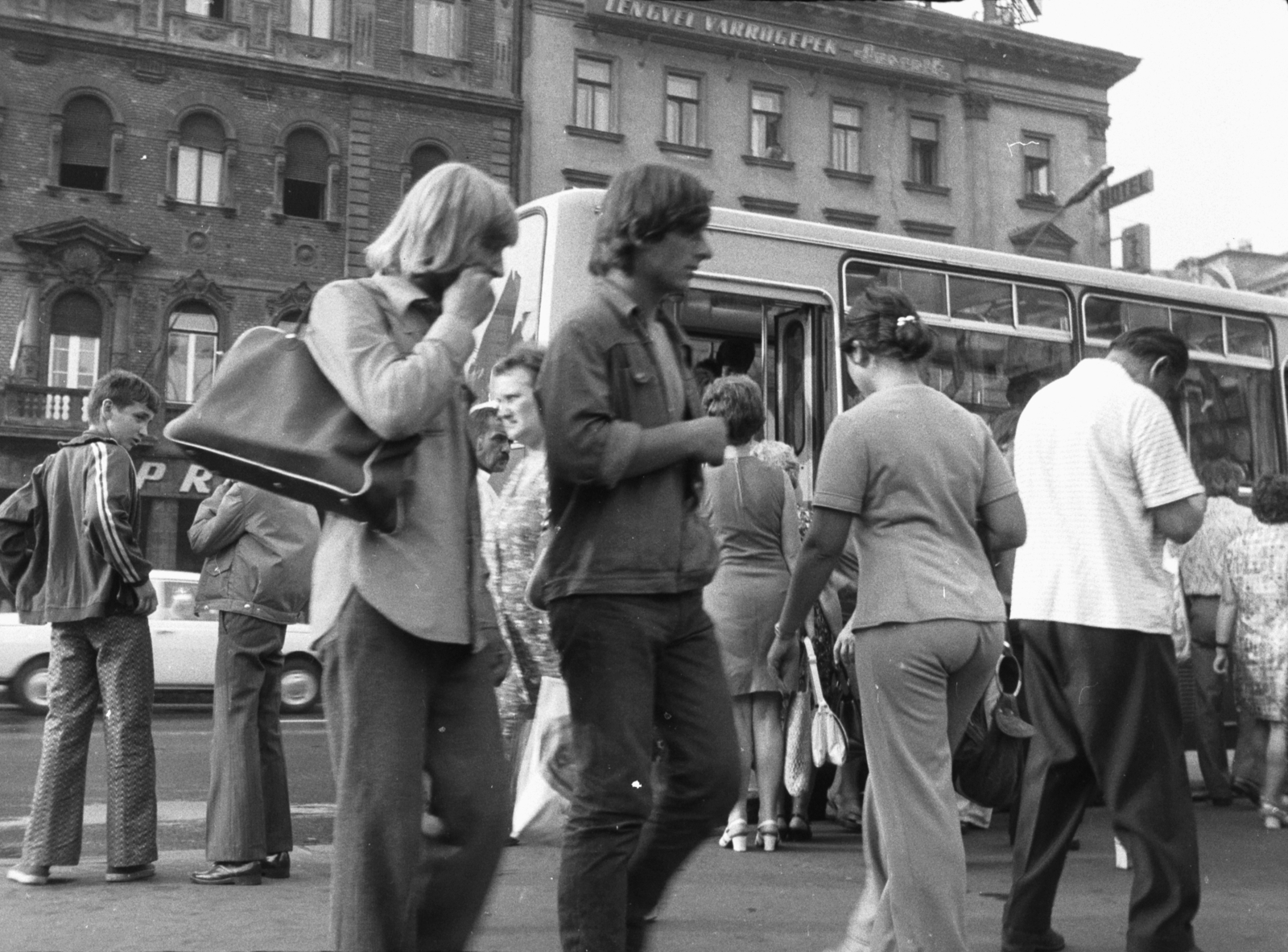 Hungary, Budapest VIII., Blaha Lujza tér, háttérben az EMKE-ház., 1979, Chuckyeager tumblr, bus, Ikarus-brand, Budapest, Fortepan #133877