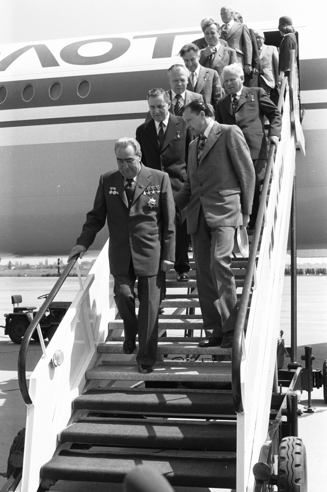 Hungary, Ferihegy (now - Ferenc Liszt) International Airport, Budapest XVIII., a szovjet párt- és kormányküldöttség ünnepélyes fogadása 1979. május 30-án. Leonyid Iljics Brezsnyev, az SZKP főtitkára, államfő, mögötte Andrej Gromiko szovjet külügyminiszter, mögötte jobbra Konsztantyin Csernyenko szovjet politikus., 1979, Chuckyeager tumblr, celebrity, airplane, Aeroflot airlines, delegation, Budapest, Fortepan #133882