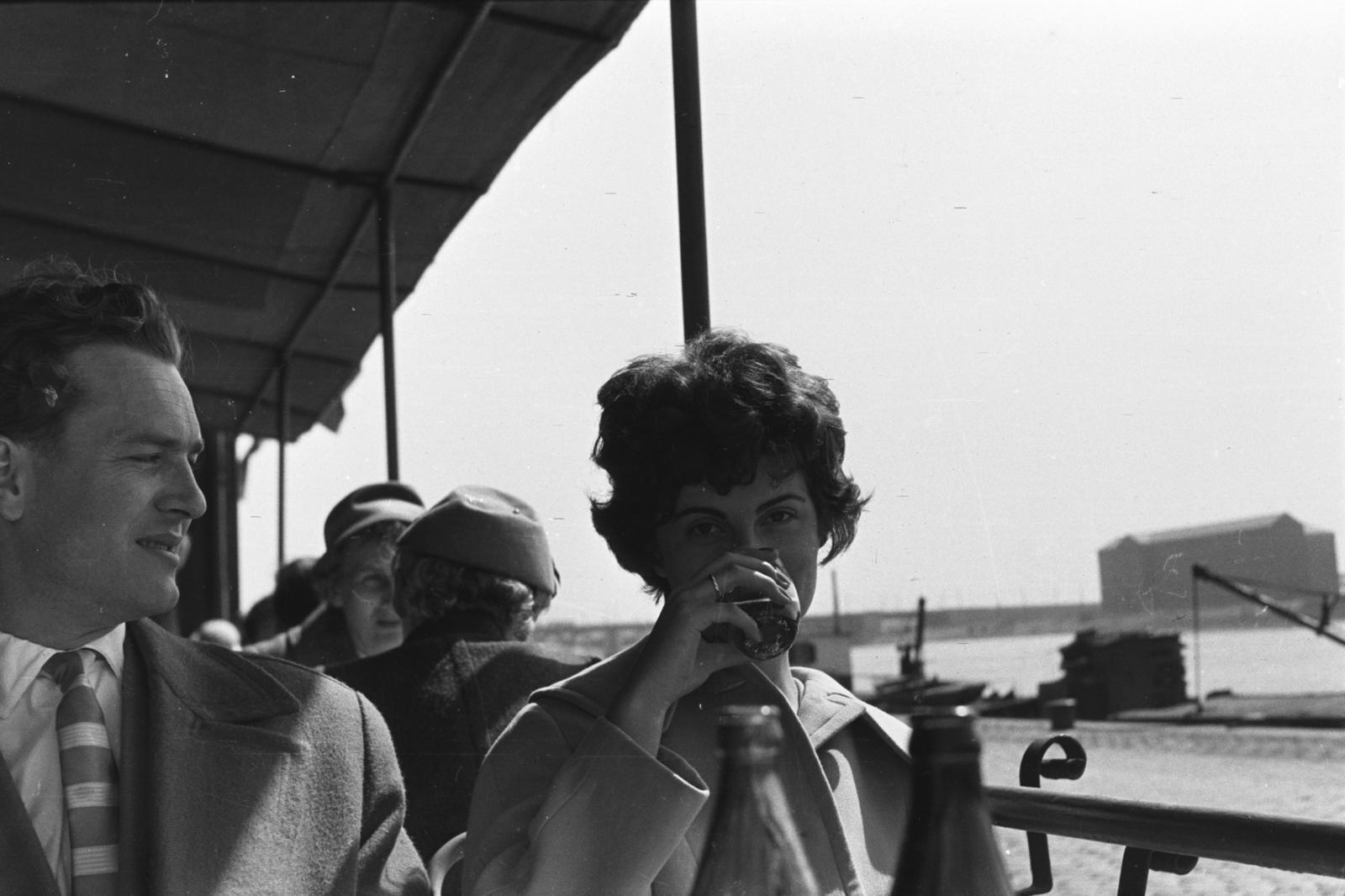 Magyarország, Budapest IX., pesti alsó rakpart a Szabadság híd közelében, a Matróz csárda terasza. Háttérben a Petőfi híd és a Műszaki Egyetem R épülete., 1962, Chuckyeager tumblr, Budapest, Fortepan #133890