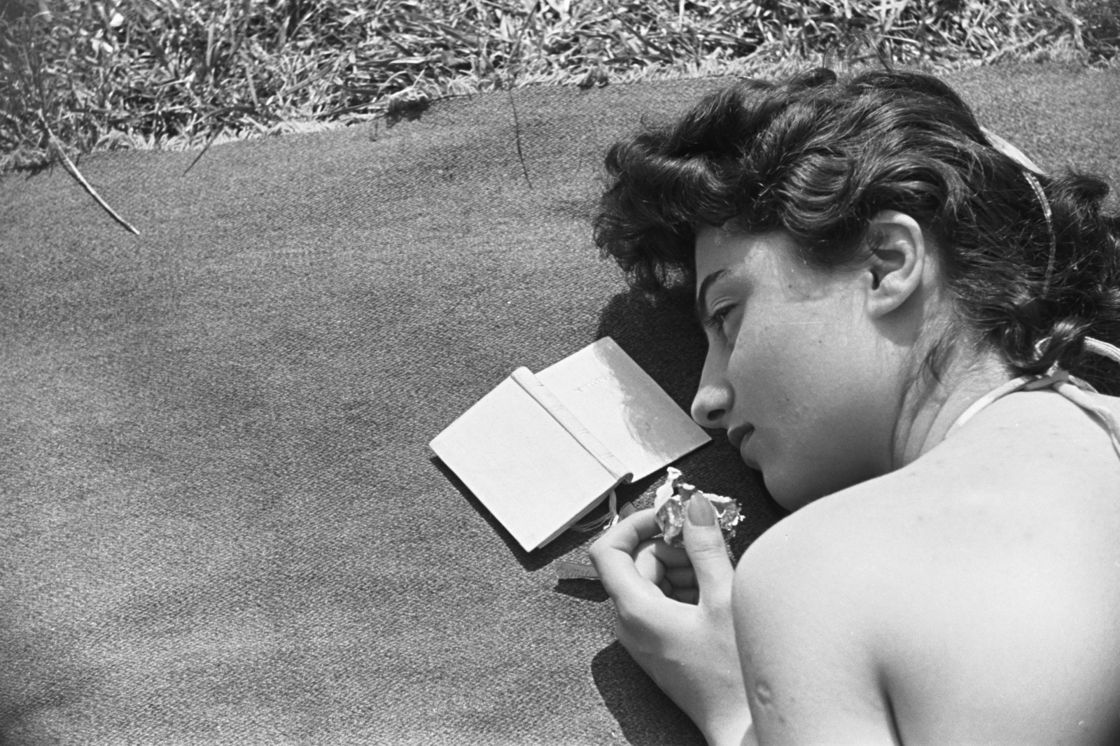 Hungary, Margit Islands, Budapest, Palatinus Strandfürdő., 1959, Chuckyeager tumblr, reading, sunbathe, daydreaming, Fortepan #133896