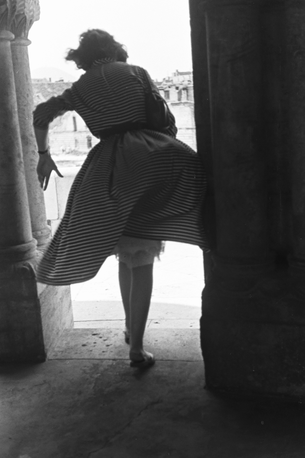Hungary, Halászbástya, Budapest I., a Boldog XI. Ince pápa (Ibolya) utca felé nézve., 1963, Chuckyeager tumblr, skirt, wind, Budapest, striped dress, Fortepan #133901