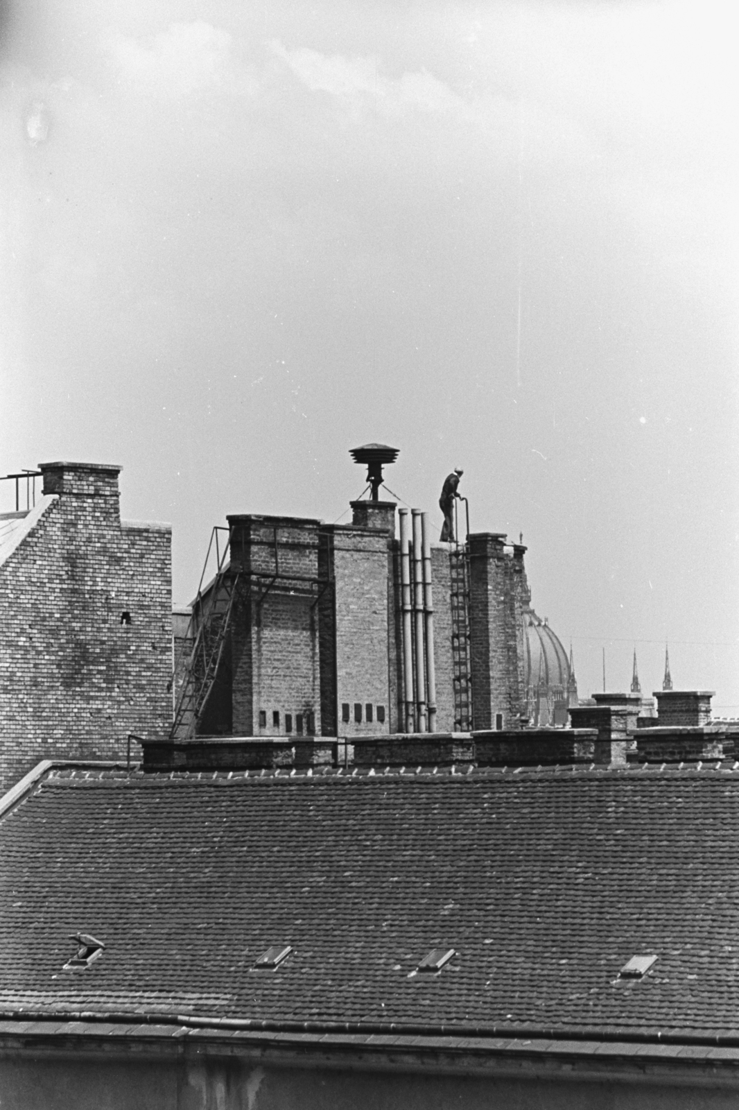 Hungary, Budapest I., előtérben a Hunyadi János út 1. számú ház tetője, háttérben a Parlament kupolája látszik., 1963, Chuckyeager tumblr, Budapest, vehicular beacon, Fortepan #133906
