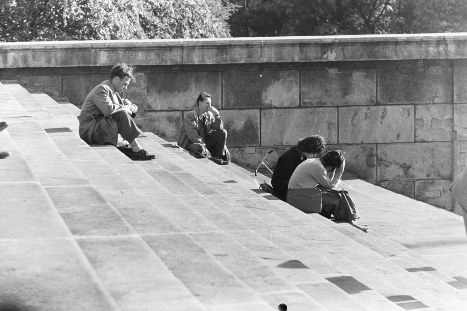 Hungary, Budapest VIII., Múzeumkert, a Magyar Nemzeti Múzeum lépcsője., 1963, Chuckyeager tumblr, Budapest, sitting on stairs, Fortepan #133907