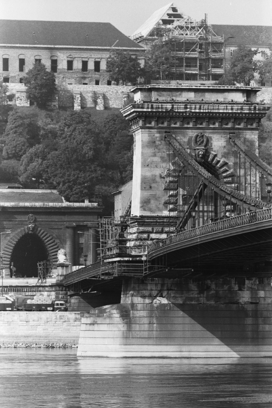 Hungary, Budapest I., Széchenyi Lánchíd a pesti alsó rakpartról nézve, háttérben a Clark Ádám téren az Alagút, fenn a Sándor-palota., 1966, Chuckyeager tumblr, Budapest, Fortepan #133922