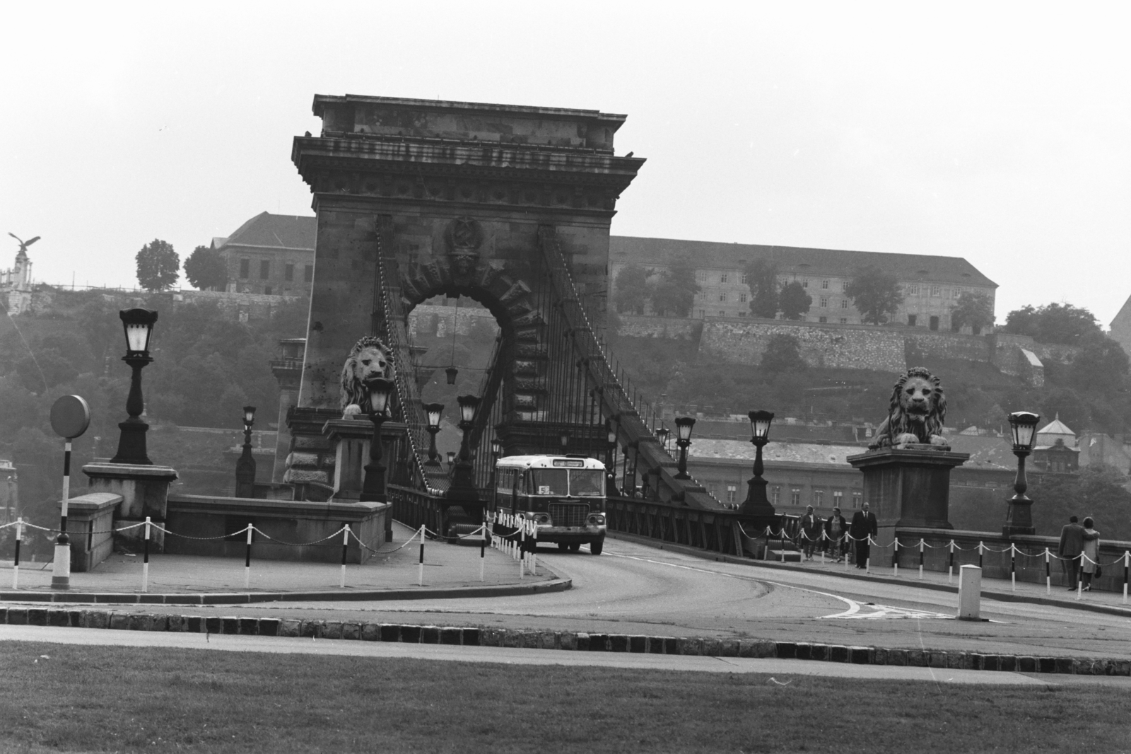 Hungary, Budapest V., Széchenyi István (Roosevelt) tér, a Széchenyi Lánchíd pesti hídfője, a háttérben balra fenn a Sándor-palota., 1966, Chuckyeager tumblr, bridge, bus, Ikarus 620, Budapest, Fortepan #133924