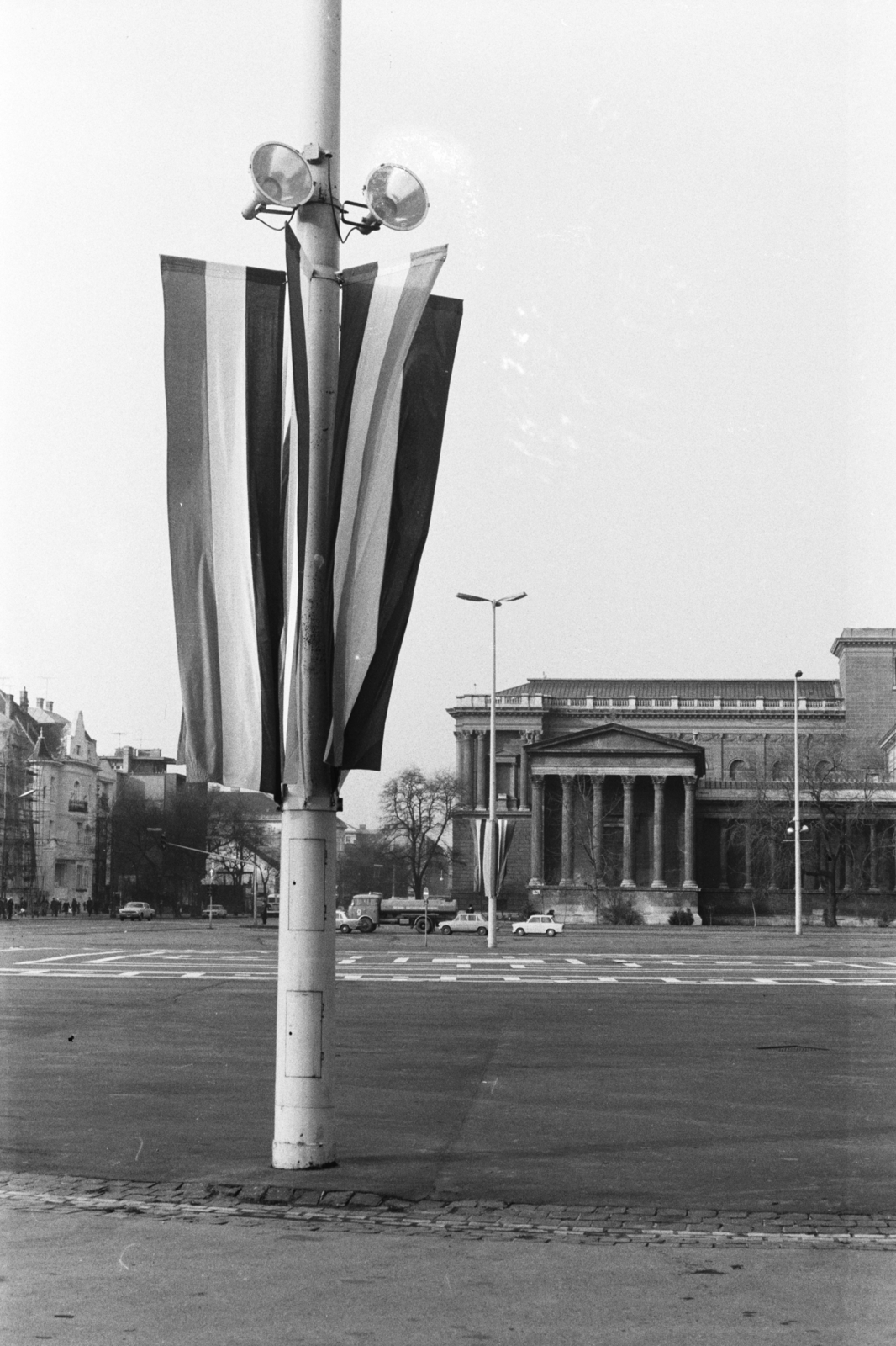 Hungary, Budapest XIV., Hősök tere, jobbra a Szépművészeti Múzeum., 1972, Chuckyeager tumblr, flag, Budapest, Fortepan #133929