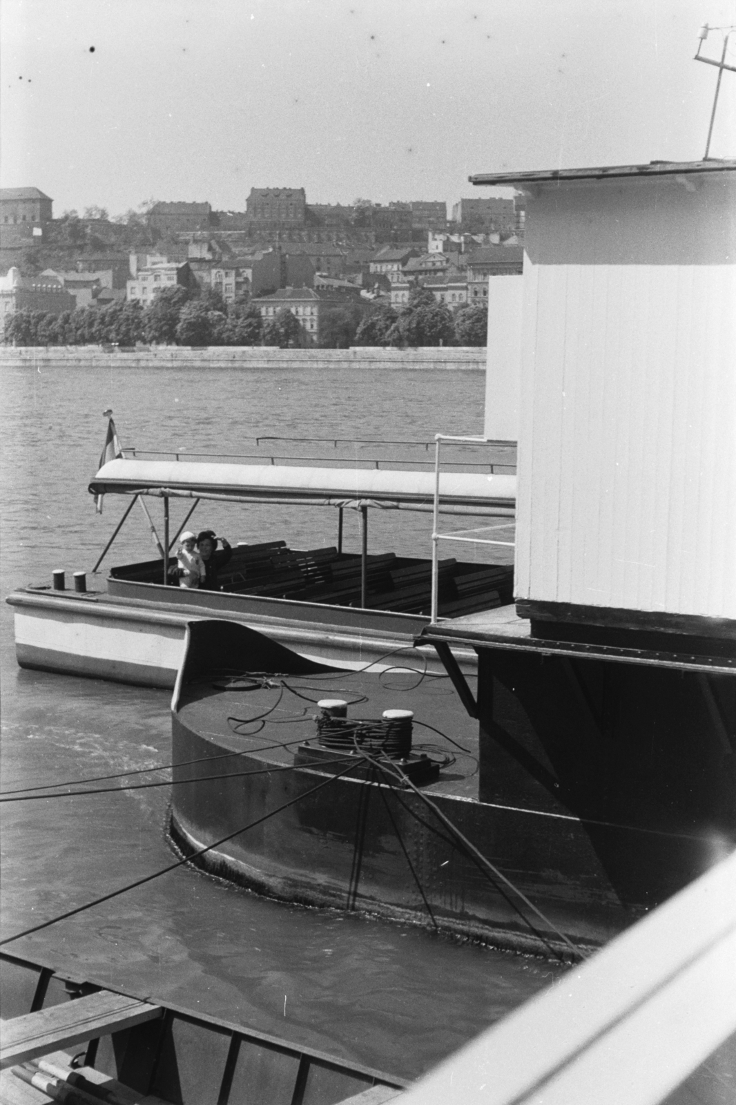 Hungary, Budapest V., kikötő a pesti alsó rakparton, a háttérben a Víziváros és a budai Vár épületei., 1964, Chuckyeager tumblr, barge, water bus, Budapest, Fortepan #133930