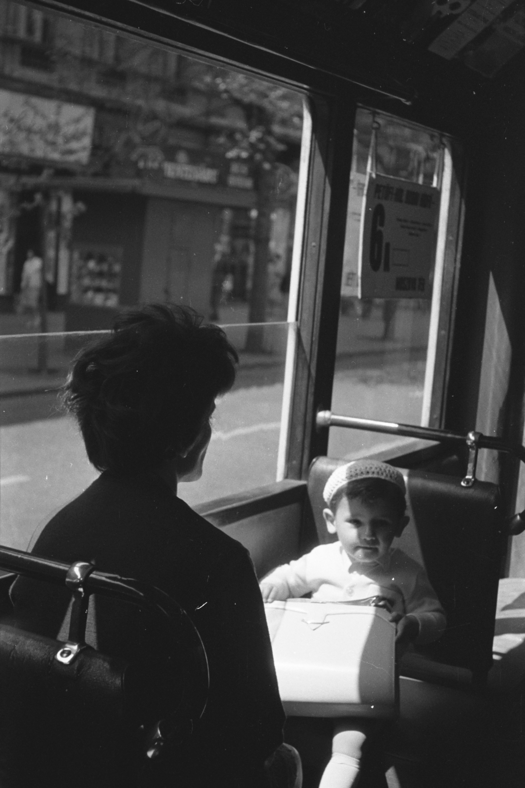 Hungary, Budapest, a felvétel a Nagykörúton haladó 6A villamoson készült., 1960, Chuckyeager tumblr, tram, mother, handbag, kid, Fortepan #133931