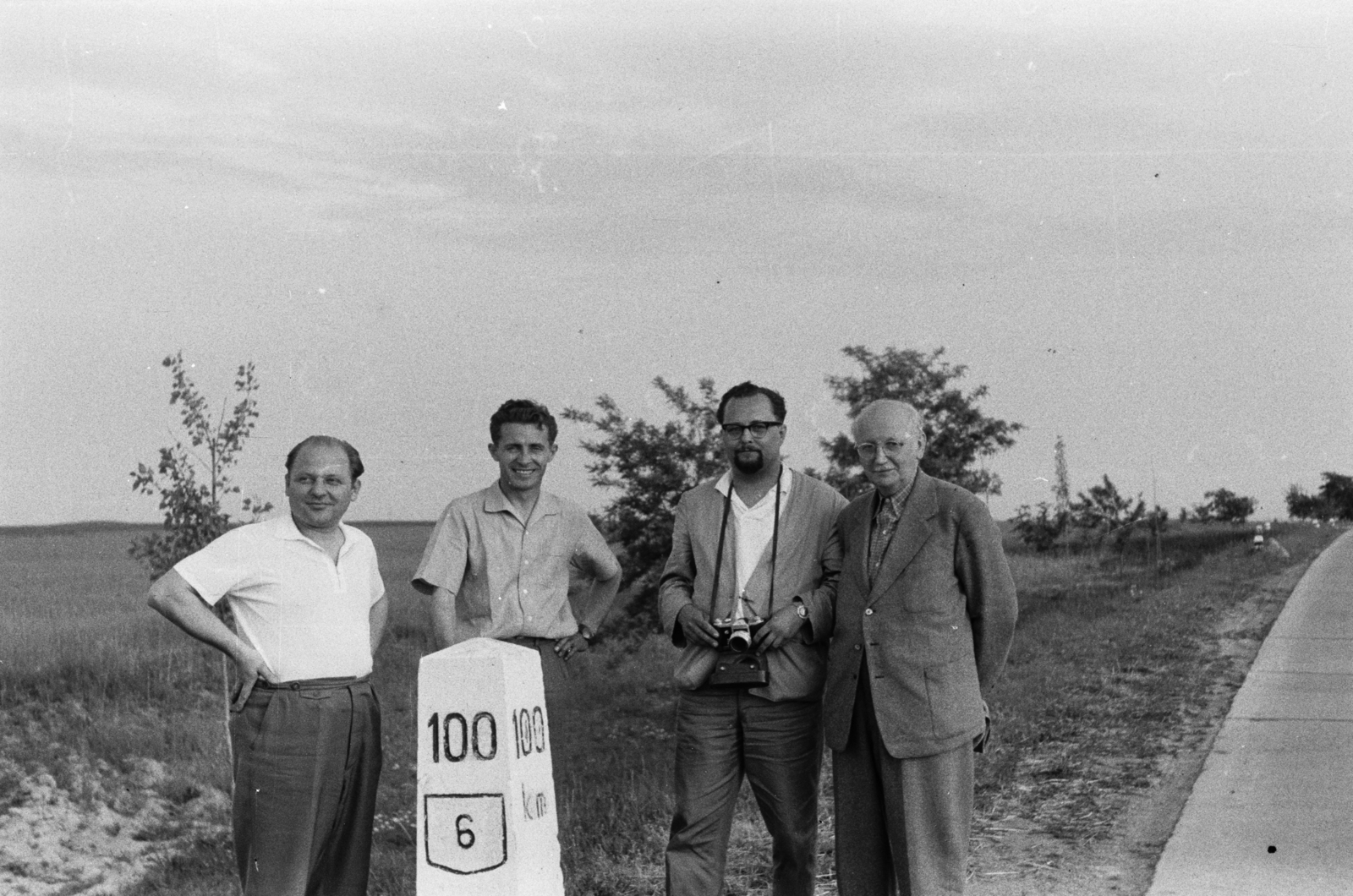 Hungary, Bölcske, a 6-os főút 100-as kilométerköve a község külterületén., 1964, Chuckyeager tumblr, camera, Fortepan #133934