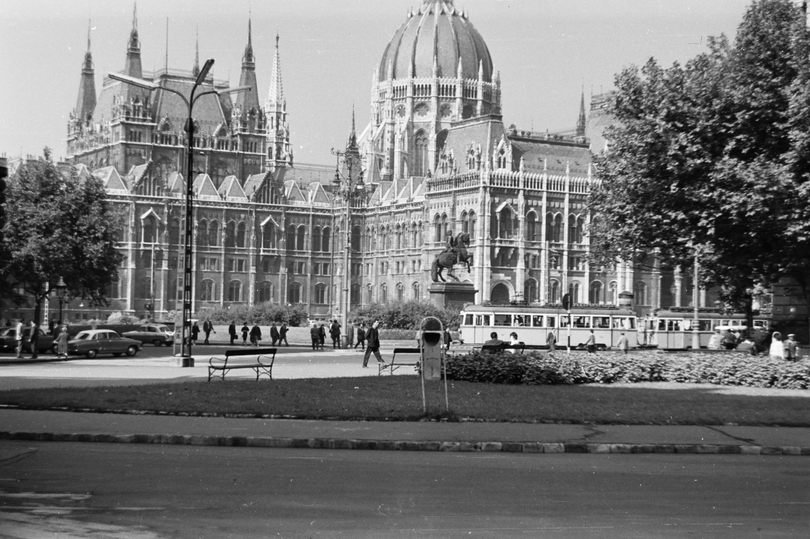 Hungary, Budapest V., Kossuth Lajos tér, Országház., 1965, Chuckyeager tumblr, Budapest, trash can, tram, bench, street lamp, Neo-Gothic-style, horse sculpture, Francis Rákóczi-portrayal, parliament, Fortepan #133940