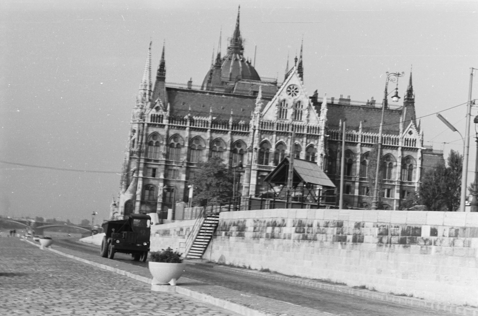 Magyarország, Budapest V., pesti alsó rakpart a Parlamentnél, háttérben a Margit híd., 1965, Chuckyeager tumblr, országház, dömper, Dutra-márka, Budapest, Fortepan #133945