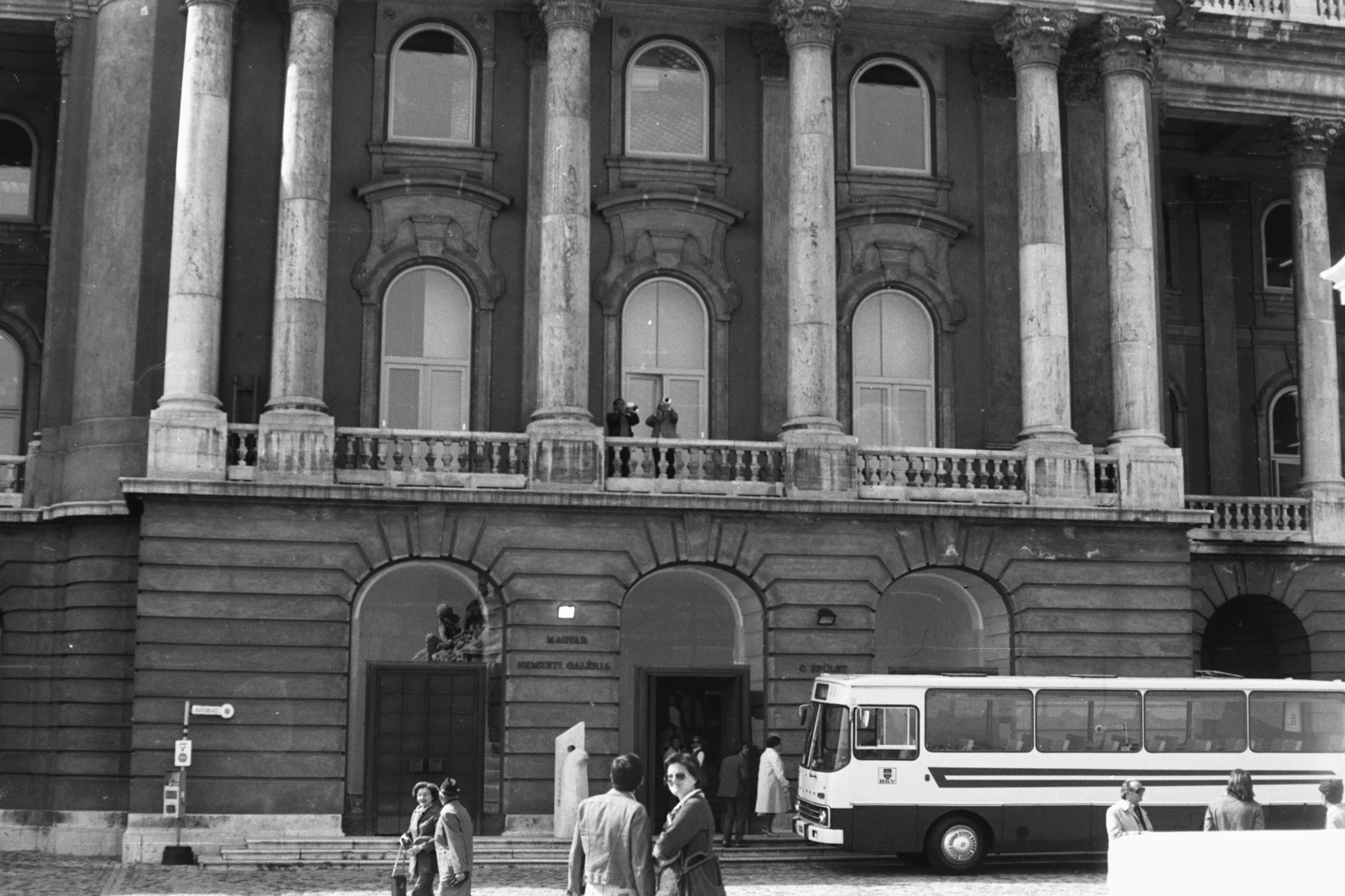 Hungary, Budapest I., Budavári Palota (korábban Királyi Palota), Magyar Nemzeti Galéria., 1975, Chuckyeager tumblr, bus, Ikarus-brand, BKV-organisation, Budapest, bus stop, Fortepan #133948