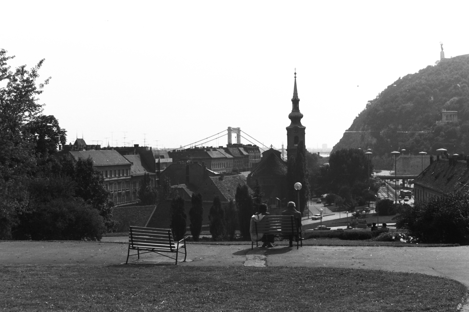 Hungary, Budapest I., kilátás a Déli nagy rondella alatti sétányról az Alexandriai Szent Katalin-templom és a Gellért-hegy felé., 1975, Chuckyeager tumblr, church, Budapest, Fortepan #133950