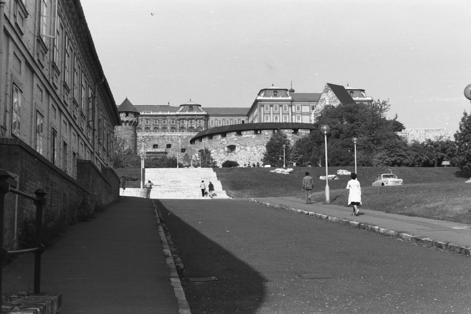 Hungary, Budapest I., Váralja utca az Apród utca felől a budai Vár felé nézve. Balra a Szarvas-ház, távolabb szemben a Buzogány torony és a Déli nagy rondella., 1975, Chuckyeager tumblr, palace, Budapest, Fortepan #133951