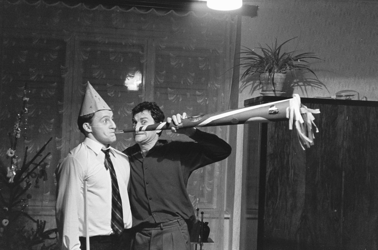1972, Chuckyeager tumblr, tie, curtain, jesting, paper trumpet, indoor plants, New Year's Eve, Fortepan #133956