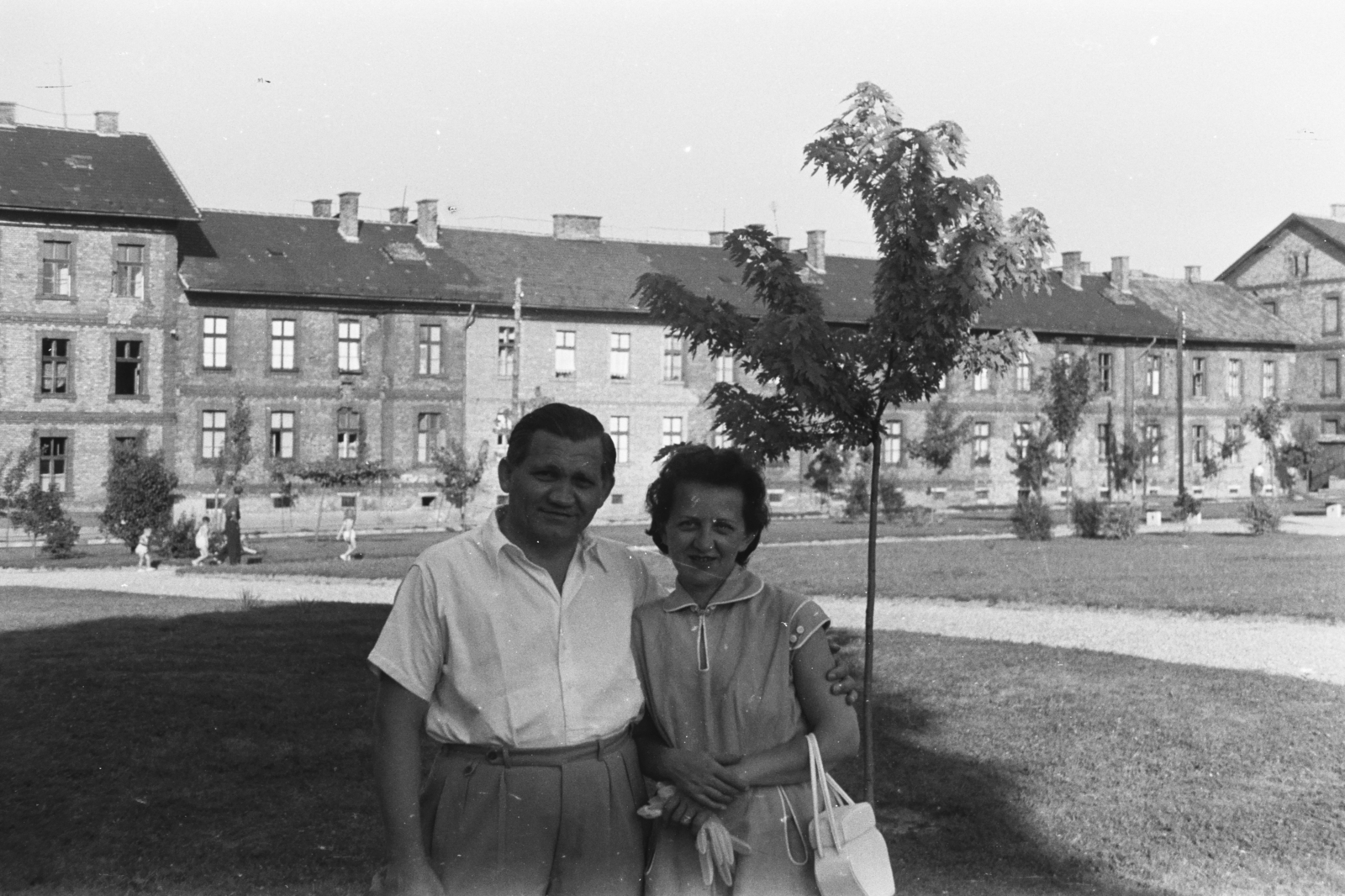 Magyarország, Budapest XII., a Csörsz utca és a Hegyalja út közötti park, háttérben az Avar utca házsora., 1957, Chuckyeager tumblr, Budapest, kart karba öltve, Fortepan #133974