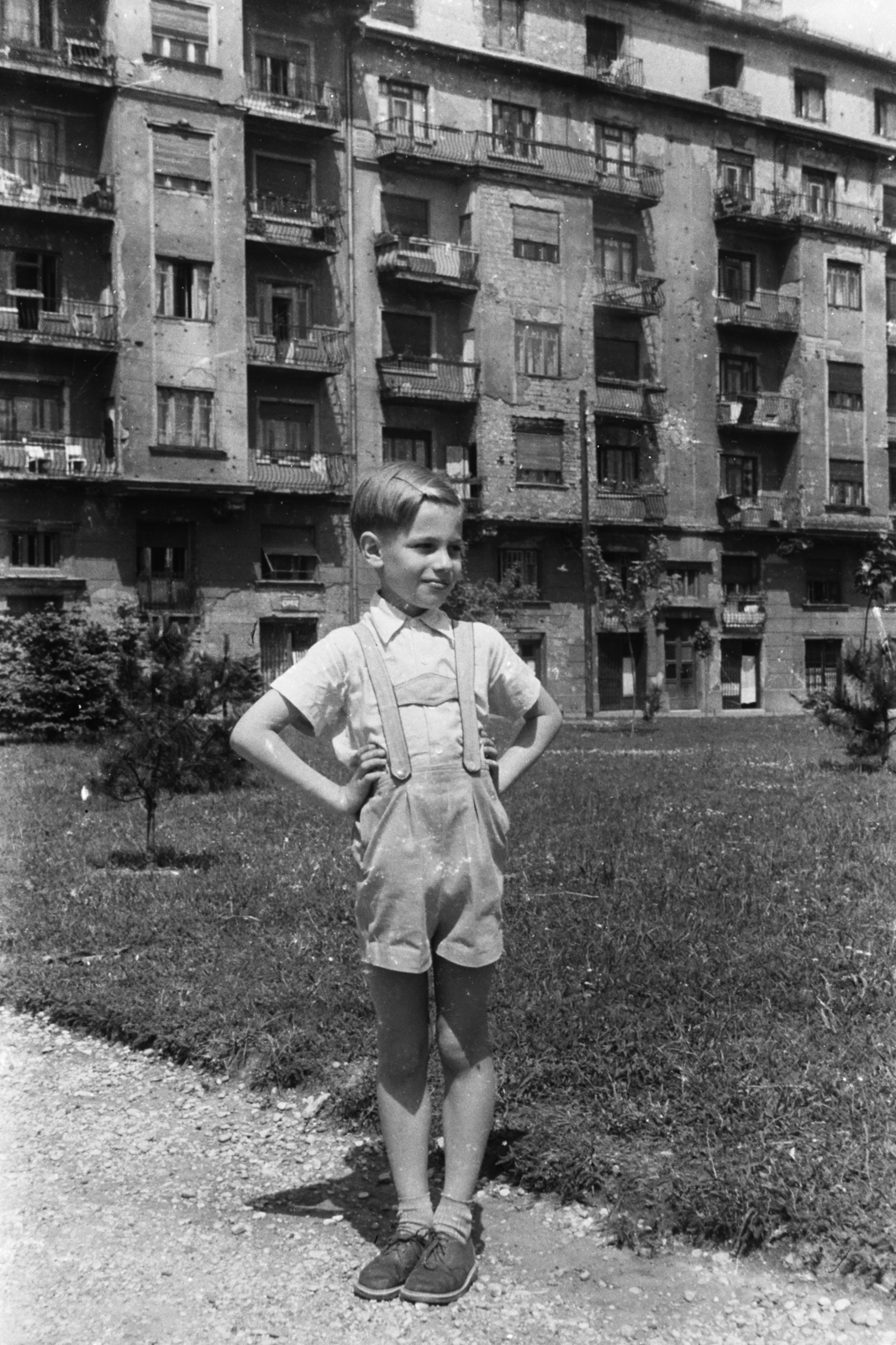 Magyarország, Budapest XII., Csörsz utca 5-7., 1957, Chuckyeager tumblr, Budapest, csípőre tett kéz, Fortepan #133981