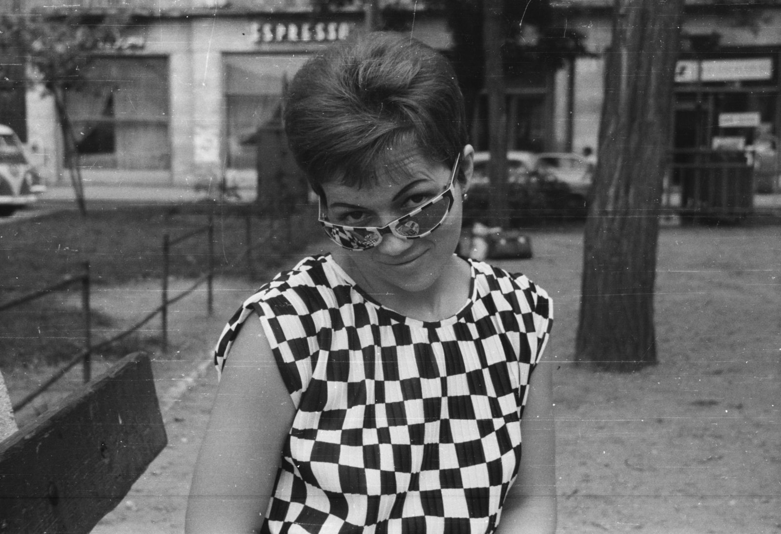 Hungary, Budapest V., Petőfi tér, háttérben a Régi posta utca sarkán álló ház., 1963, Chuckyeager tumblr, shades, optical art, Budapest, geometry, fashion, Fortepan #133983