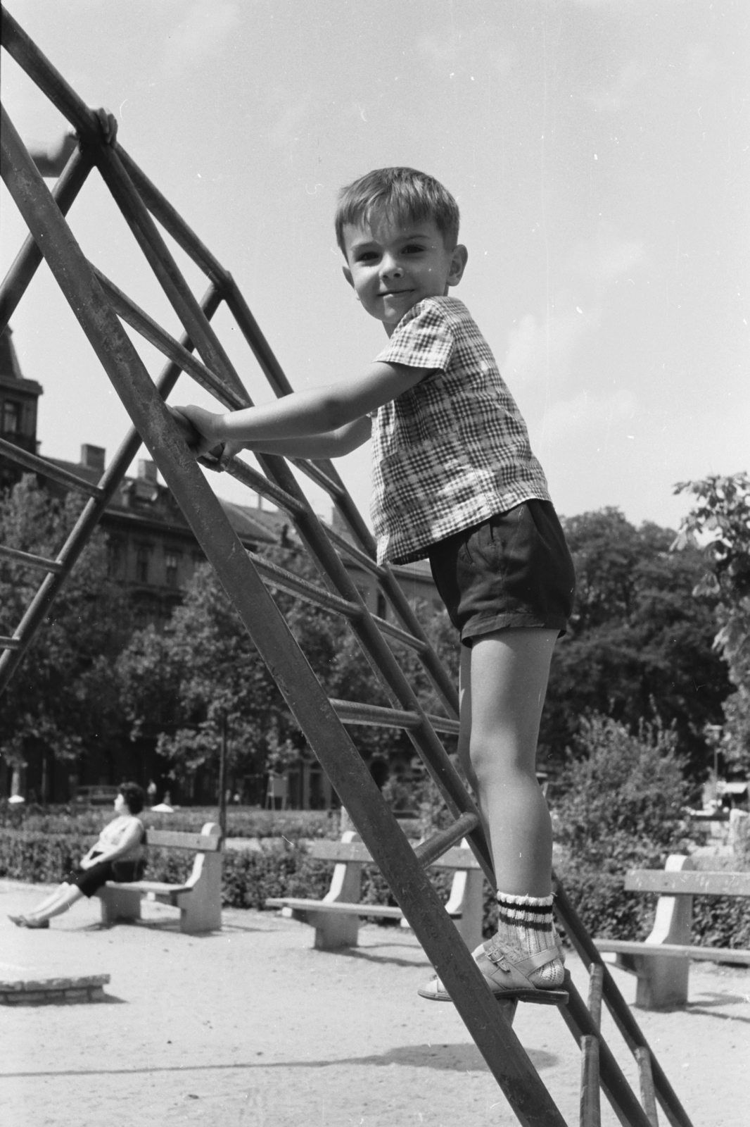 Magyarország, Budapest V., Erzsébet (Engels) tér, játszótér, háttérben az 1. és a 2. számú ház., 1963, Chuckyeager tumblr, Budapest, Fortepan #133985