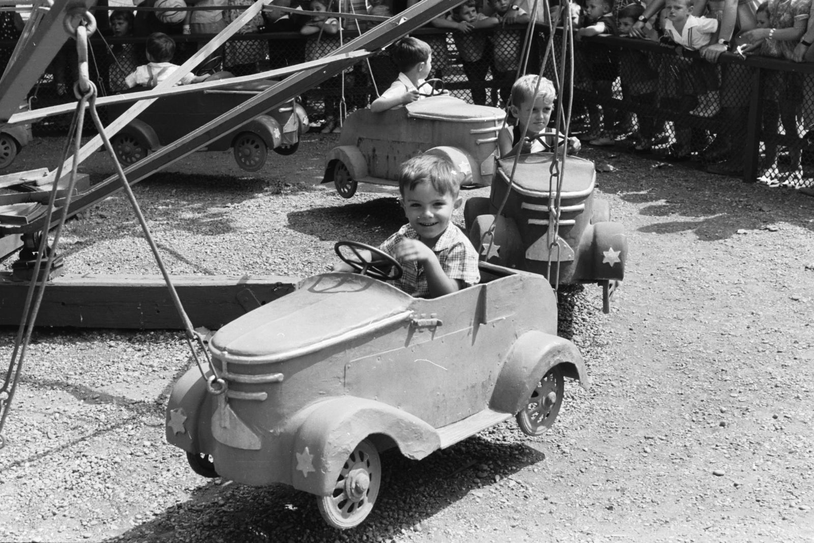 Magyarország, Városliget,Vidámpark, Budapest XIV., Kis vidámpark., 1963, Chuckyeager tumblr, körhinta, Budapest, Fortepan #133986