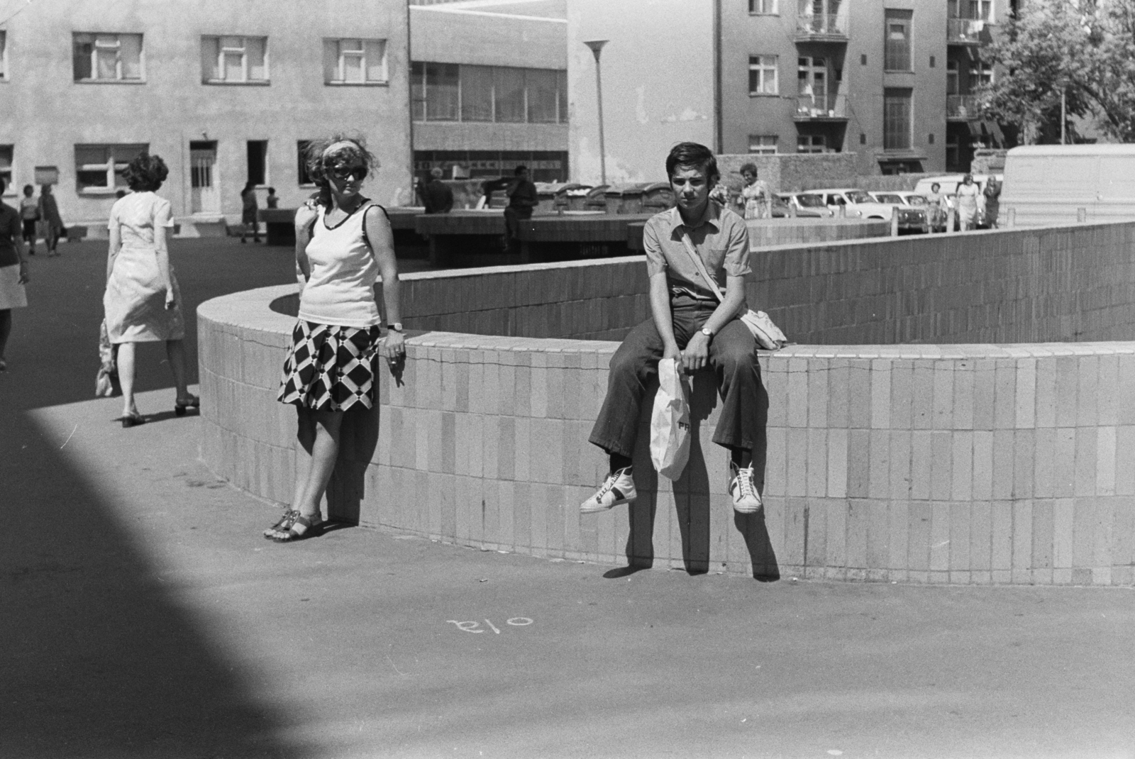 Szlovákia, Pozsony, Kő tér (Kamenné Námestie)., 1971, Chuckyeager tumblr, falon ülni, tornacipő, Fortepan #134009