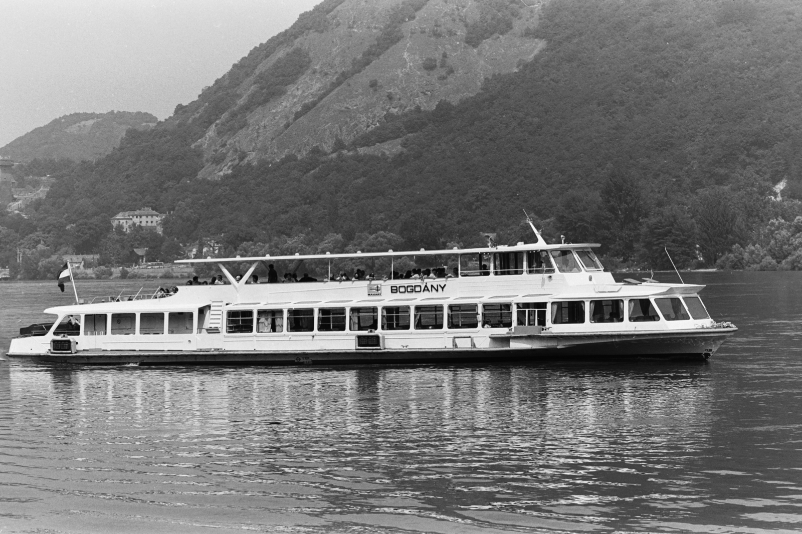 Magyarország,Dunakanyar, Visegrád, Bogdány (épült: 1978.) személyhajó, háttérben a Várhegy., 1979, Chuckyeager tumblr, hajó, Duna, Fortepan #134025