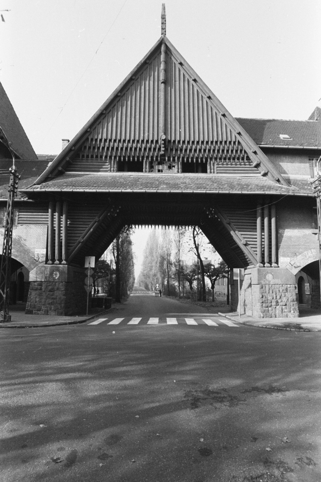 Hungary, Budapest XIX., Wekerletelep, Kós Károly (Petőfi) tér, Zrumeczky-kapu a Hungária út felé nézve., 1978, Chuckyeager tumblr, Budapest, Fortepan #134030