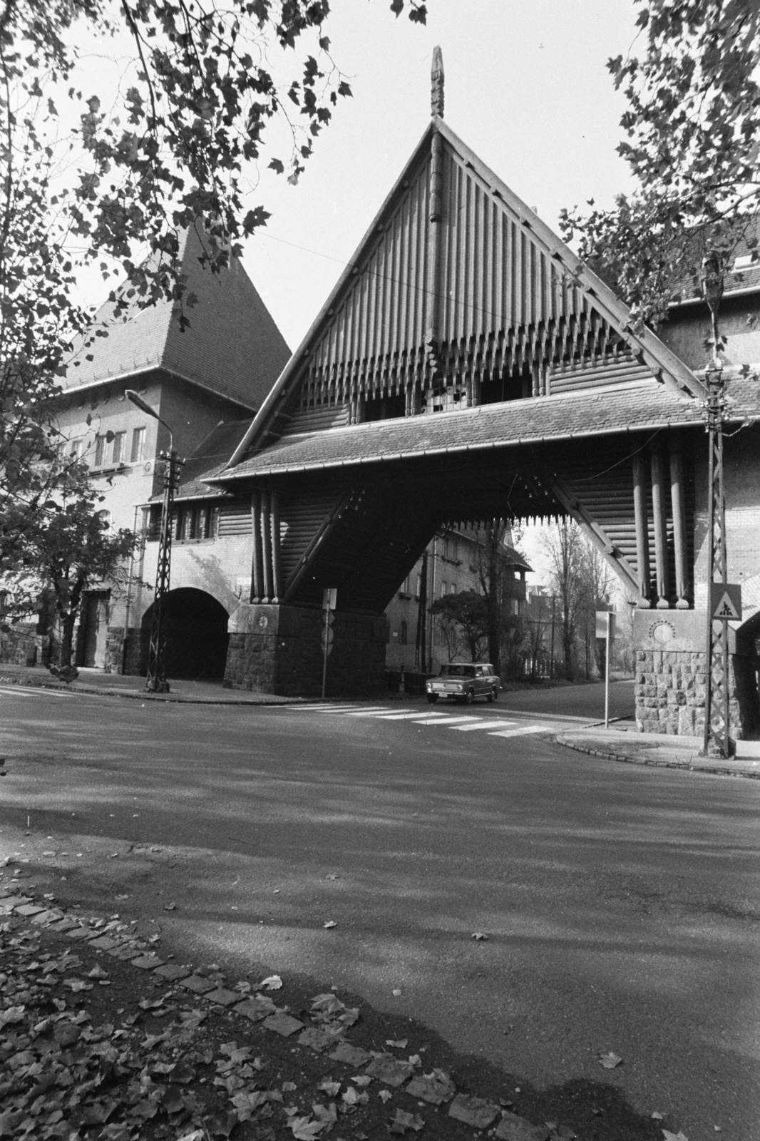 Hungary, Budapest XIX., Wekerletelep, Kós Károly (Petőfi) tér Zrumeczky-kapu a Hungária út felé nézve., 1978, Chuckyeager tumblr, Budapest, Fortepan #134031