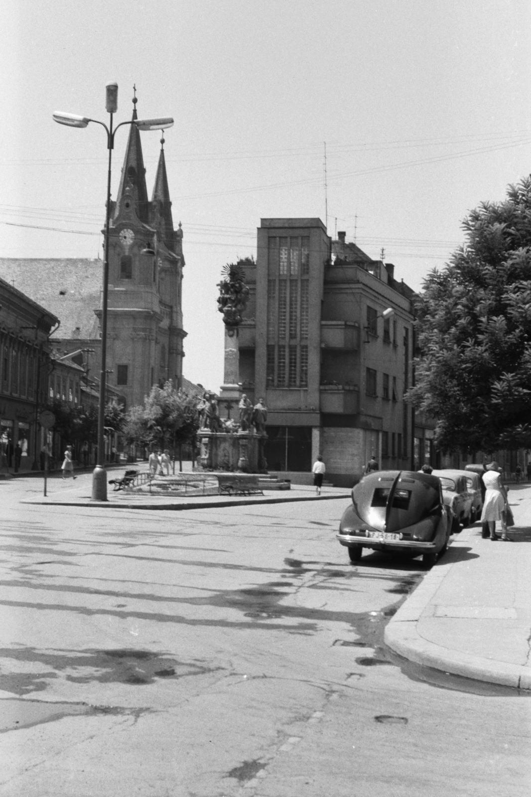 Slovakia, Komarno, Szentháromság-szobor a Klapka György téren (námestie generála Klapku). Balra a Nádor utca (Palatinova ulica) és a Szent András-templom. Jobbra a Megye utca (Zupná ulica)., 1964, Chuckyeager tumblr, Czechoslovakia, Fortepan #134039