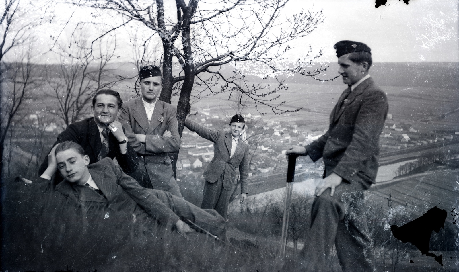 Slovakia, Košice, Hradová (Várhegy), lent a Hernád folyó partján Hernádtihany városrész., 1941, Chuckyeager tumblr, tableau, landscape, arms crossed over the chest, touring pole, prop up the head, Fortepan #134051