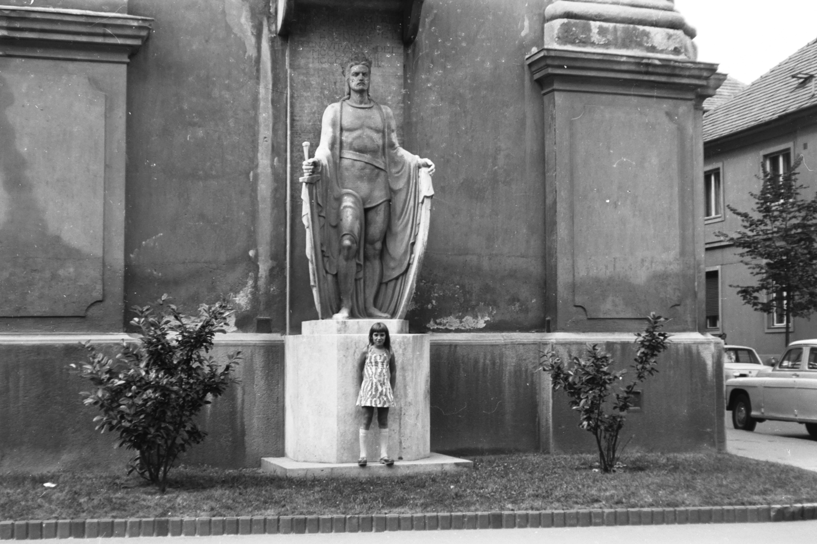 Hungary, Székesfehérvár, Szent István tér (Kossuth utca) - Petőfi utca sarok, a Karmelita-templom oldalán Ludovicus Magnus (Nagy Lajos) király szobra (Moiret Ödön, 1938.)., 1976, Chuckyeager tumblr, Fortepan #134052