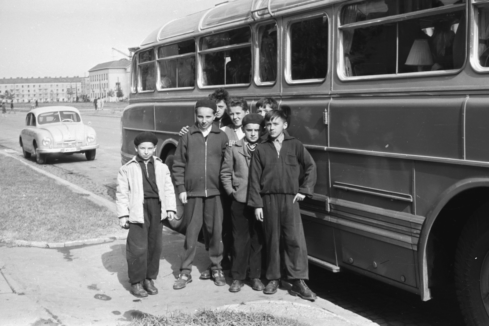 Hungary, Dunaújváros, (Sztálinváros), Vasmű (Sztálin) út a Szent Pantaleon (Városi) Kórház rendelőintézeténél., 1960, Chuckyeager tumblr, bus, Tatra-brand, Ikarus-brand, Fortepan #134060