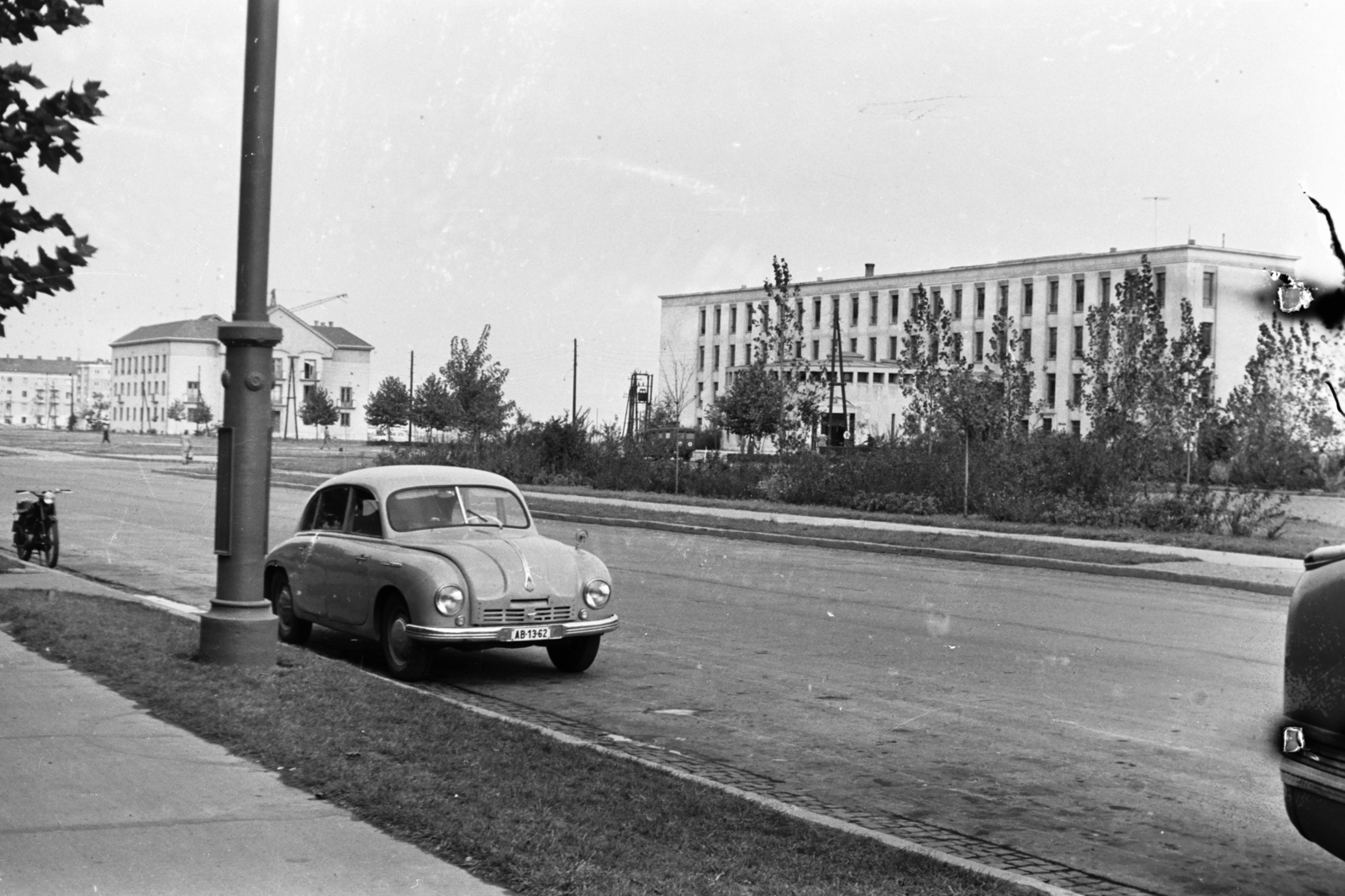 Hungary, Dunaújváros, (Sztálinváros), Vasmű (Sztálin) út, jobbra a Szent Pantaleon (Városi) Kórház rendelőintézete., 1960, Chuckyeager tumblr, Tatra-brand, number plate, Fortepan #134061