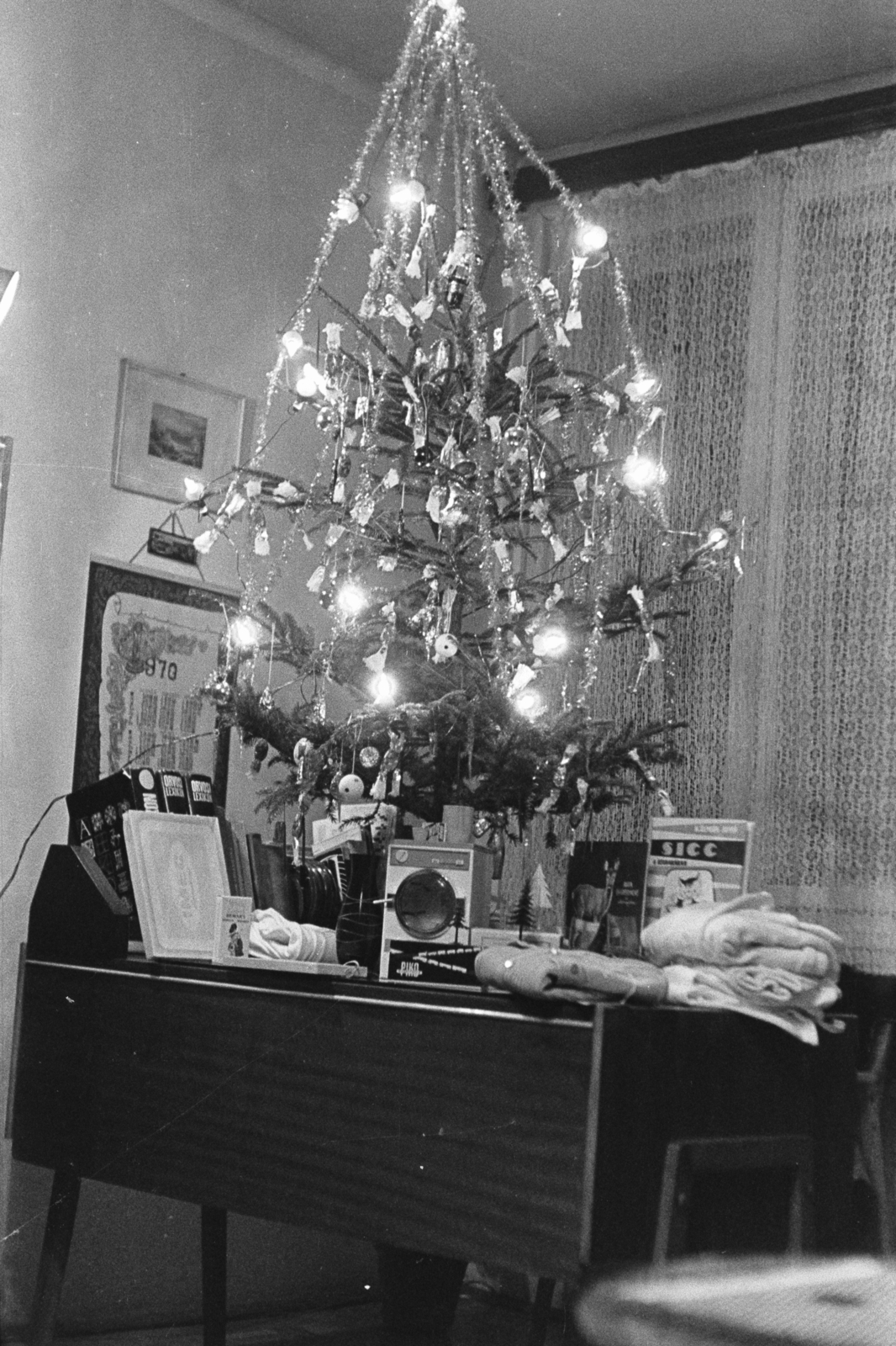 1971, Chuckyeager tumblr, Christmas, book, Fortepan #134085