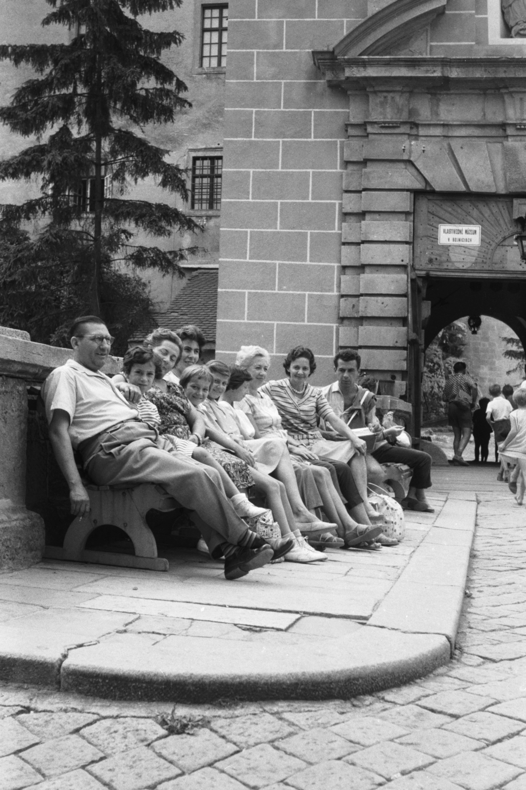 Slovakia, Bojnice, a Pálffy-várkastély kapuja., 1965, Chuckyeager tumblr, Czechoslovakia, tableau, companionship, Fortepan #134086