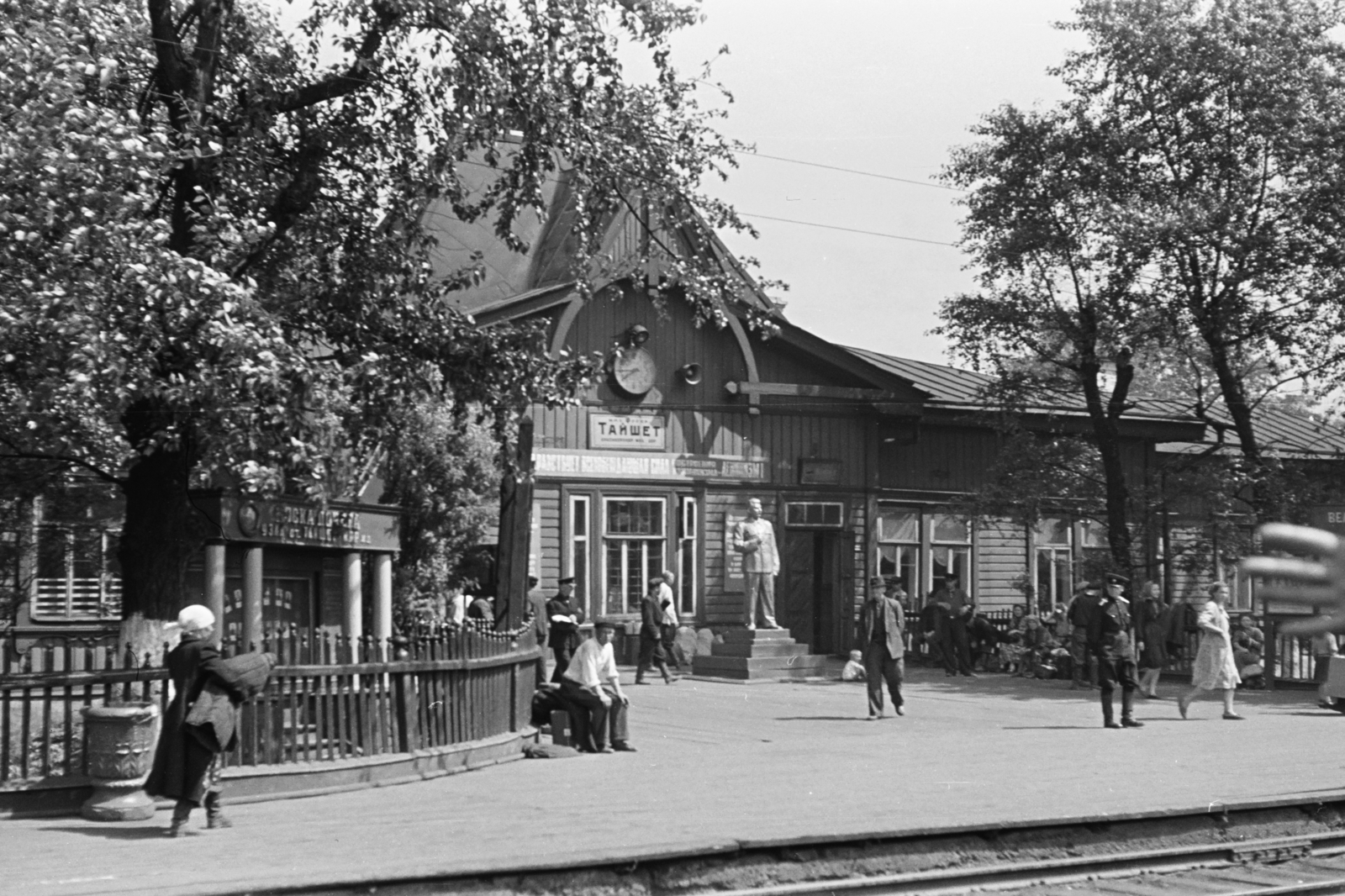 Oroszország, Tajset, vasútállomás., 1957, Chuckyeager tumblr, Szovjetunió, vasútállomás, Sztálin ábrázolás, helységnév tábla, cirill írás, Fortepan #134099