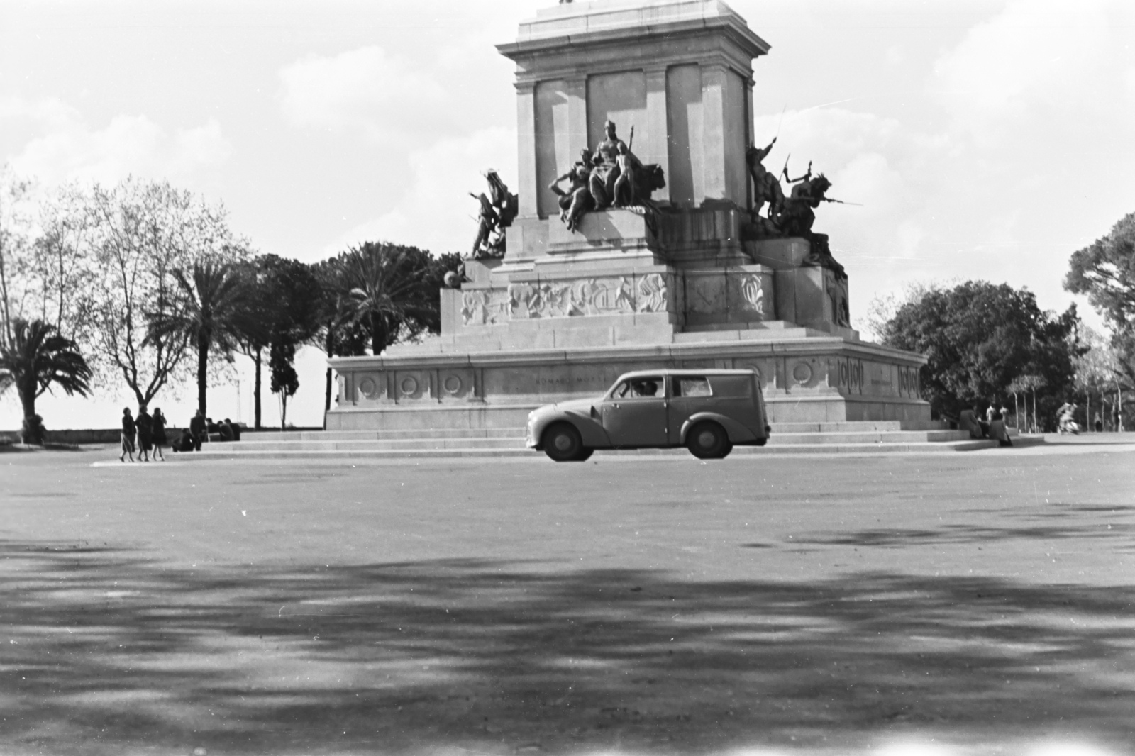 Olaszország, Róma, Gianicolo domb, Piazzale Giuseppe Garibaldi, a Garibaldi-emlékmű talapzata., 1957, Chuckyeager tumblr, automobil, szoborcsoport, dombormű, pálmafa, Fortepan #134110
