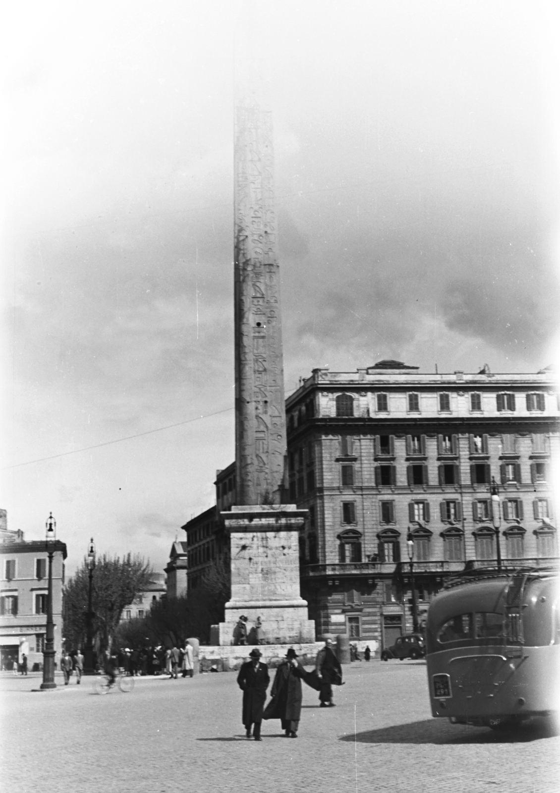 Olaszország, Róma, Piazza di San Giovanni in Laterano, a Lateráni obeliszk, háttérben a Via Merulana torkolata., 1957, Chuckyeager tumblr, emlékmű, Fortepan #134111