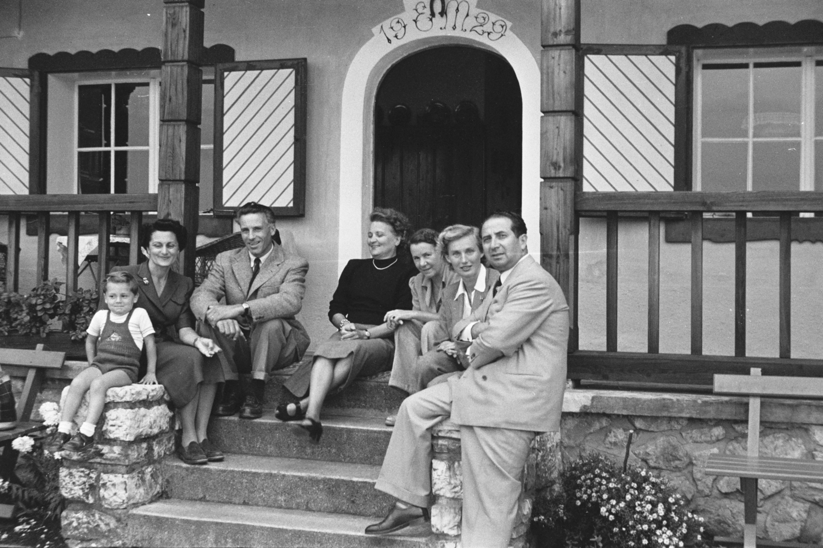 1957, Chuckyeager tumblr, lépcsőn ülni, társaság, Fortepan #134113