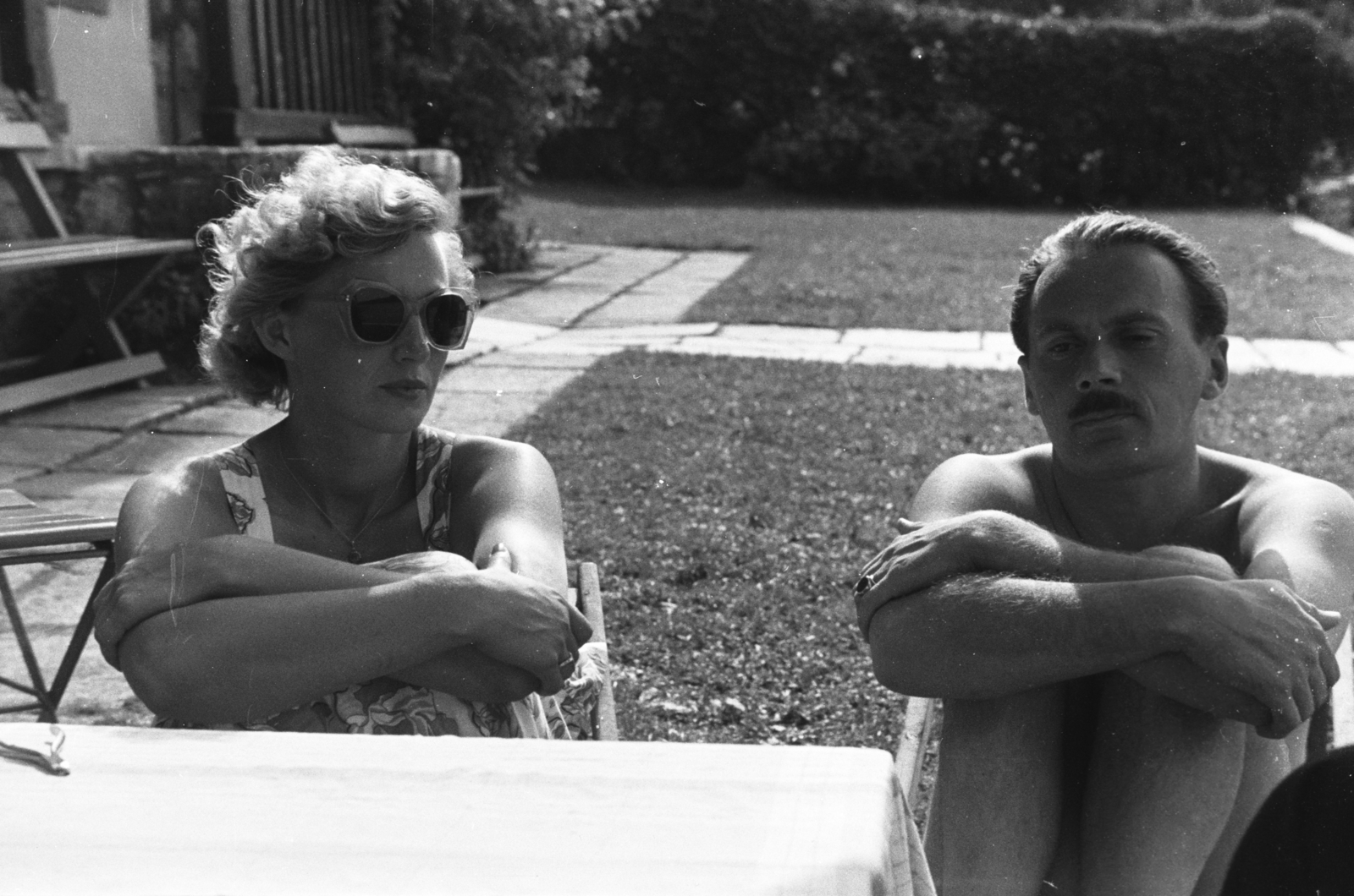 1957, Chuckyeager tumblr, napszemüveg, ölbe tett kéz, Fortepan #134121