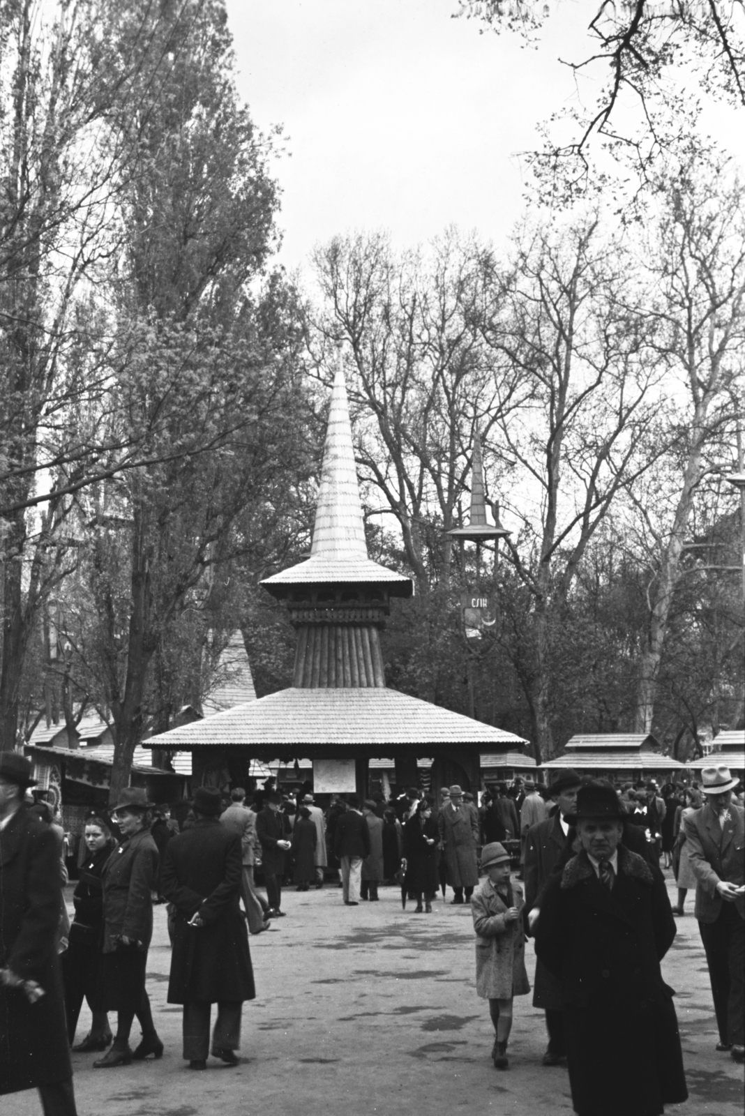 Magyarország, Városliget,Budapesti Nemzetközi Vásár, Budapest XIV., szemben az erdélyi háziipar kiállítási területe., 1941, Chuckyeager tumblr, nemzetközi vásár, Budapest, Fortepan #134141