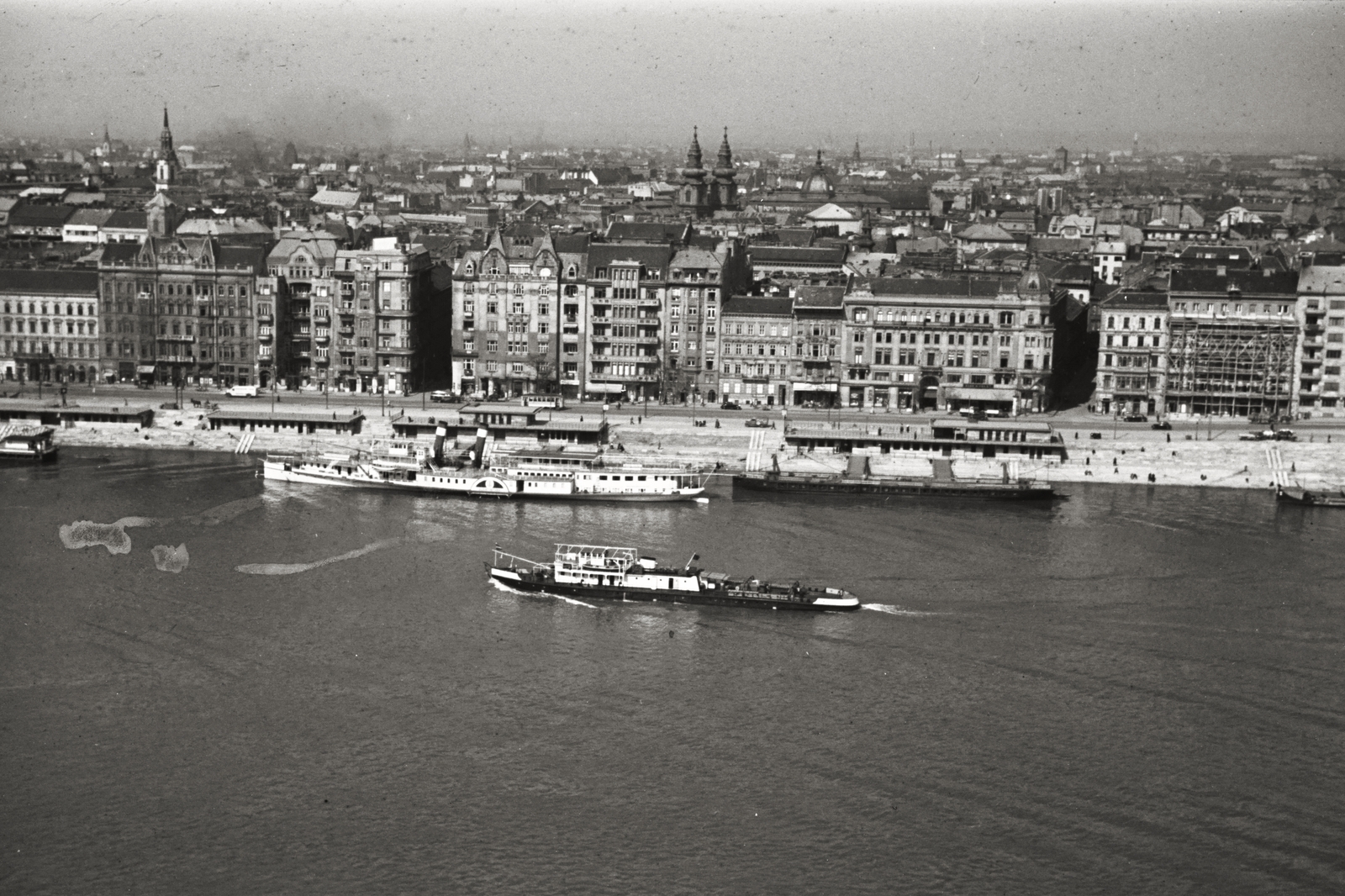 Magyarország, Budapest V.,Budapest XI., a Belgrád (Ferenc József) rakpart és a nemzetközi hajóállomás a Gellérthegyről nézve., 1939, Chuckyeager tumblr, hajó, Duna, Szőke Tisza II./ Felszabadulás/ Szent Imre/ Sas/ IV. Károly hajó, Budapest, Fortepan #134147