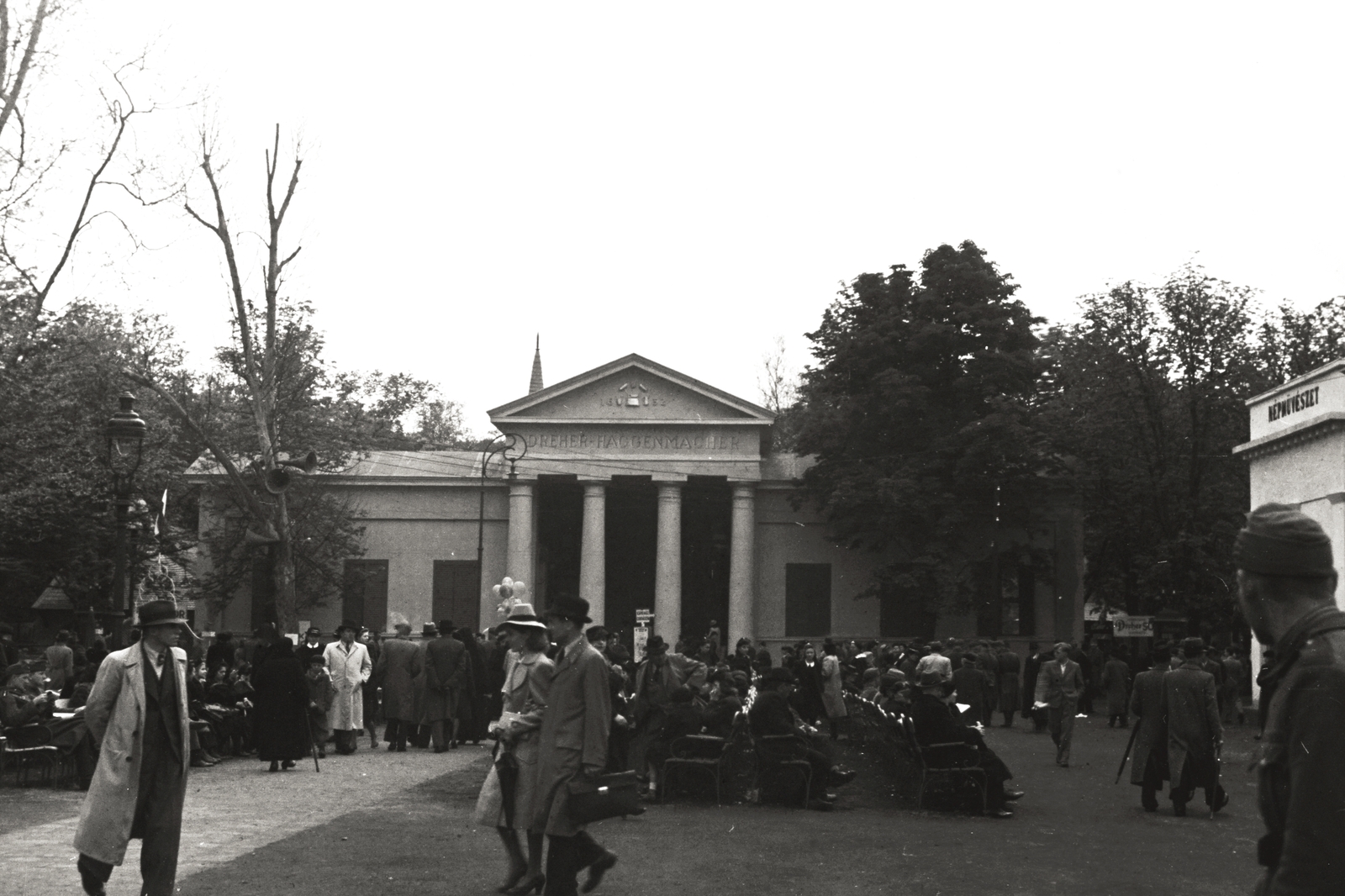 Hungary, Budapest XIV., szemben a Dreher - Haggenmacher Első Magyar Részvény Serfőzde Rt., jobbra a Népművészet pavilonja., 1941, Chuckyeager tumblr, international fair, Budapest, Fortepan #134150