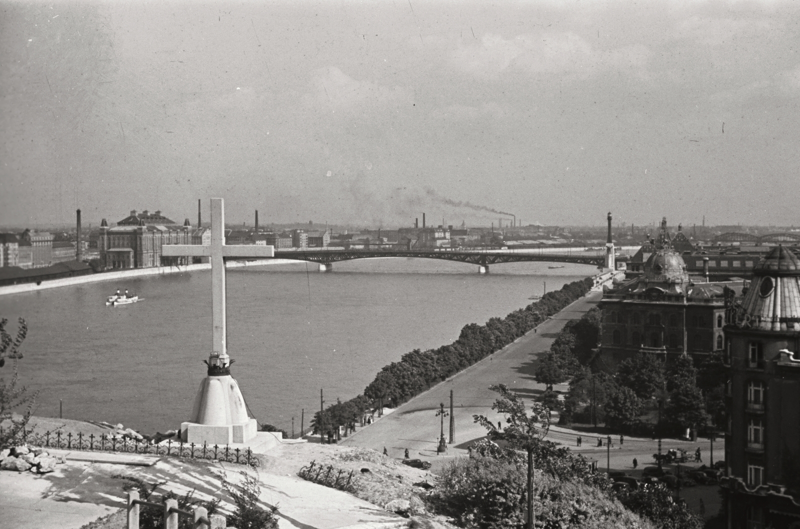 Magyarország, Gellérthegy, Budapest XI., kilátás a Petőfi (Horthy Miklós) híd felé., 1939, Chuckyeager tumblr, folyó, kereszt_jelkép, Duna, Budapest, Duna-híd, Fortepan #134151