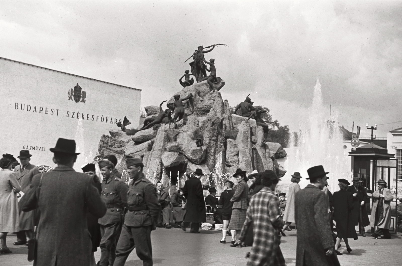 Hungary, Budapest XIV., Sió tündér regéje szoborcsoport és szökőkút Mátray Lajos György szobrászművész alkotása (1896). Balra a Budapest Székesfőváros Gázművei pavilonja., 1941, Chuckyeager tumblr, international fair, Budapest, Fortepan #134154
