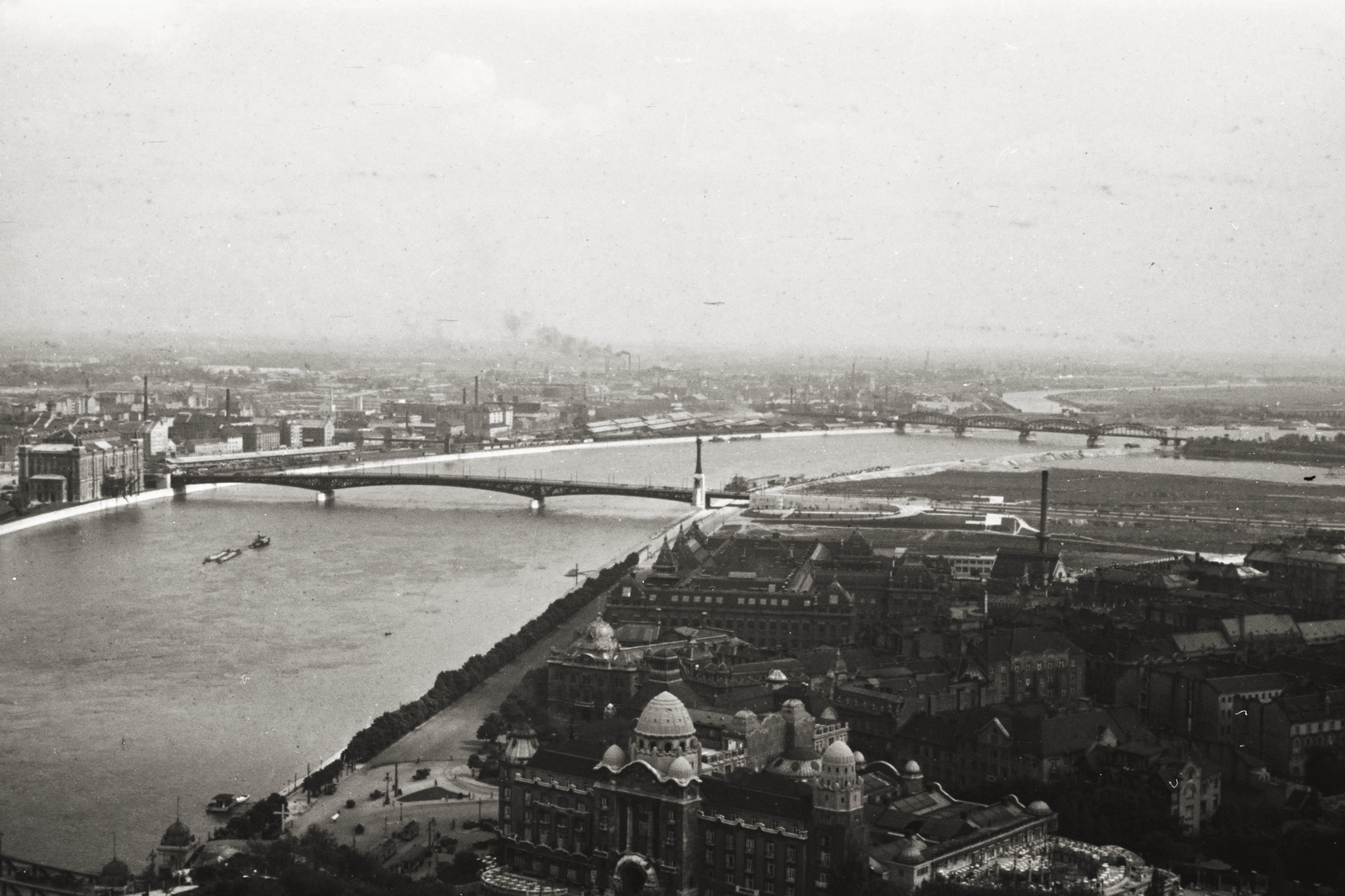 Hungary, Budapest XI., kilátás a Petőfi (Horthy Miklós) híd és az Összekötő vasúti híd felé., 1939, Chuckyeager tumblr, river, Danube, Budapest, Duna-bridge, Art Nouveau architecture, Ármin Hegedűs-design, Artúr Sebestyén-design, Izidor Sterk-design, Fortepan #134160