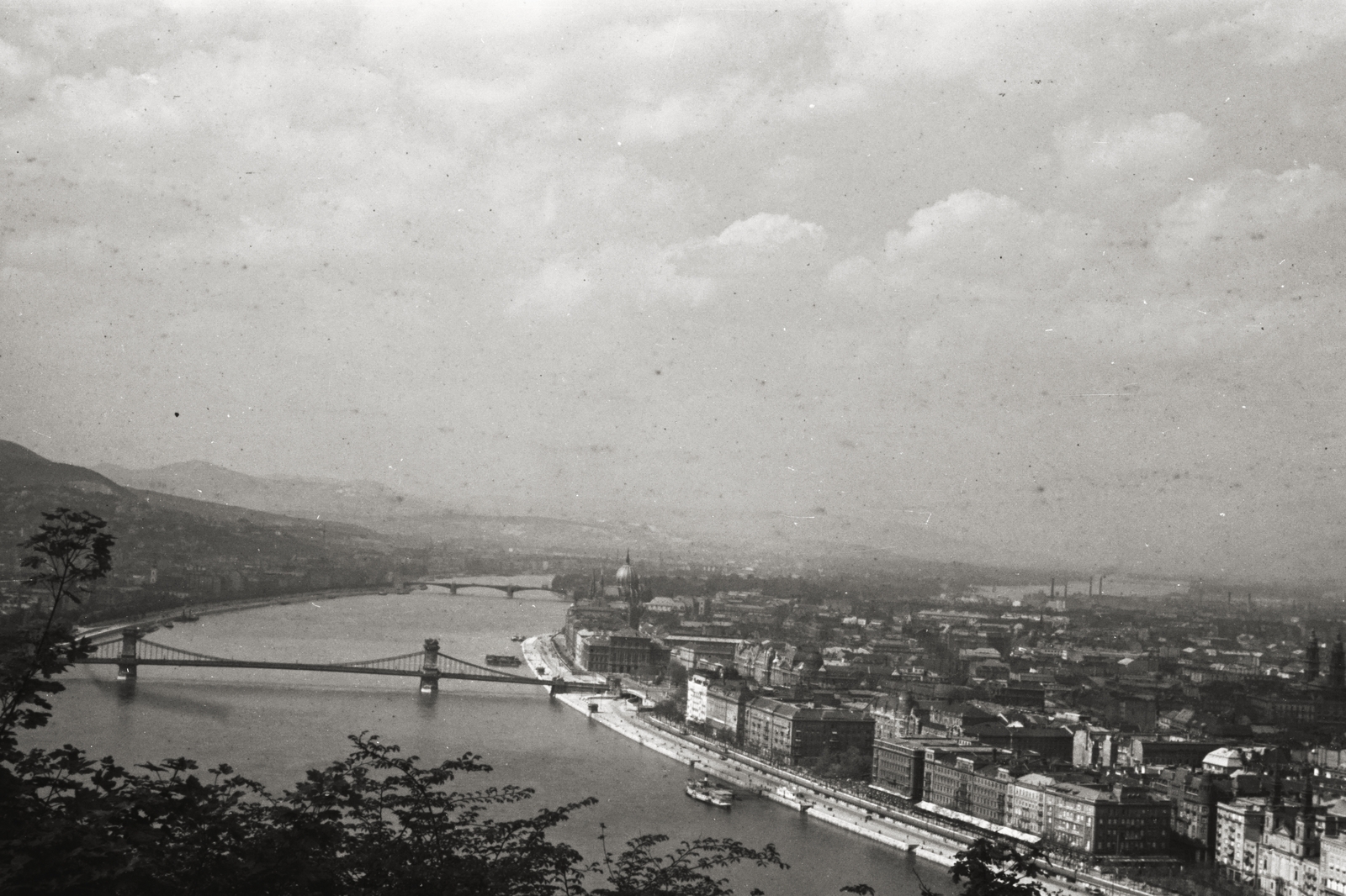 Hungary, Budapest I., kilátás a Széchenyi Lánchíd és a Parlament felé., 1939, Chuckyeager tumblr, bridge, river, Danube, Budapest, Duna-bridge, Fortepan #134161