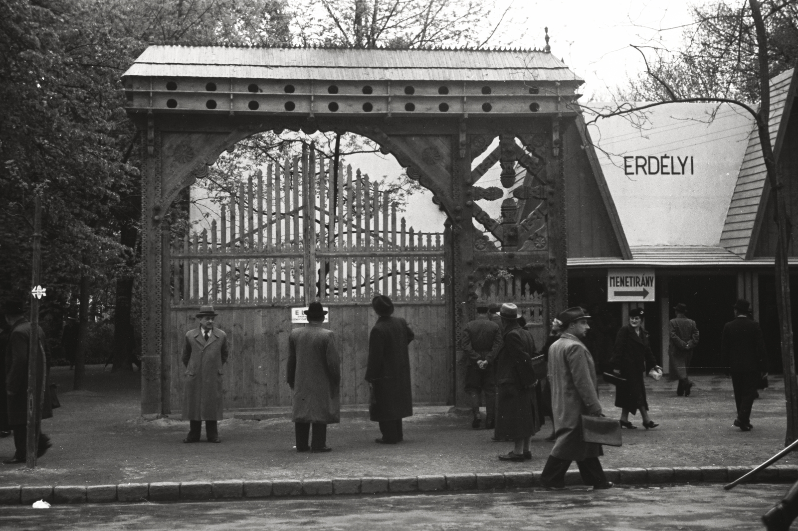 Hungary, Budapest XIV., székelykapu az erdélyi háziipar kiállítási területén., 1941, Chuckyeager tumblr, international fair, sekler gate, Budapest, Fortepan #134164