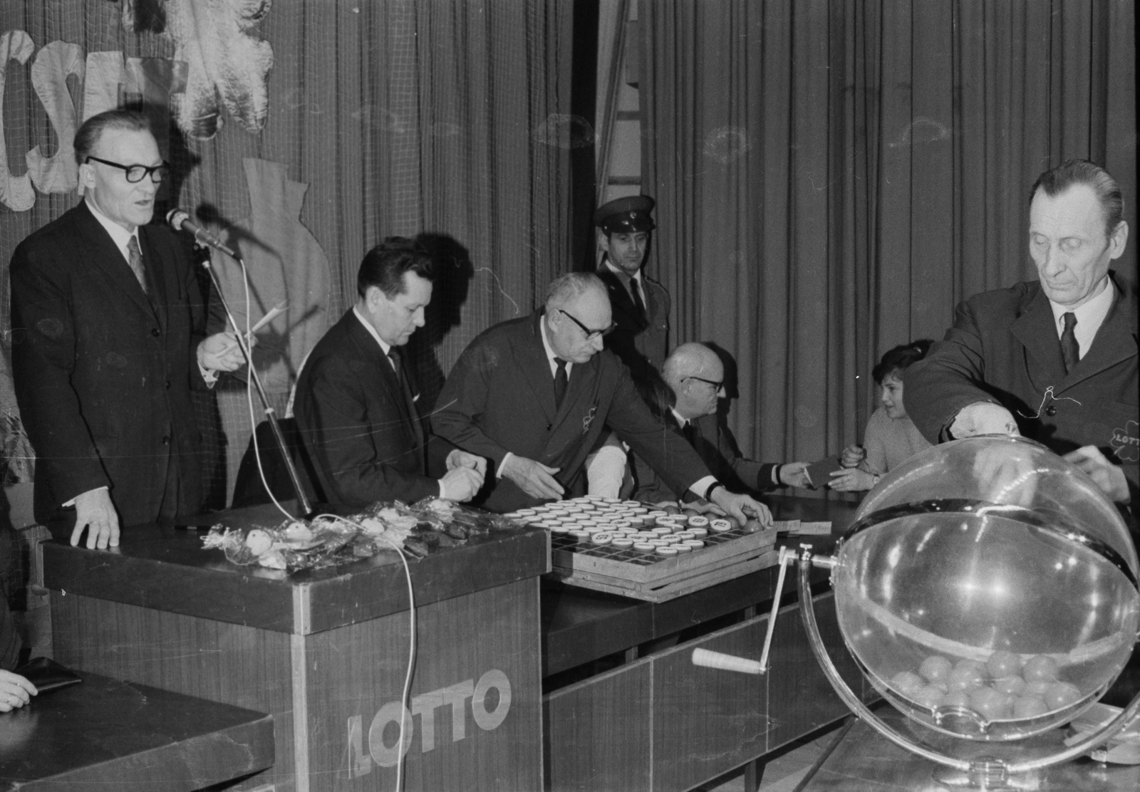 Hungary, Vásárosnamény, Esze Tamás Művelődési Ház, lottósorsolás., 1969, Chuckyeager tumblr, gamble, Fortepan #134174